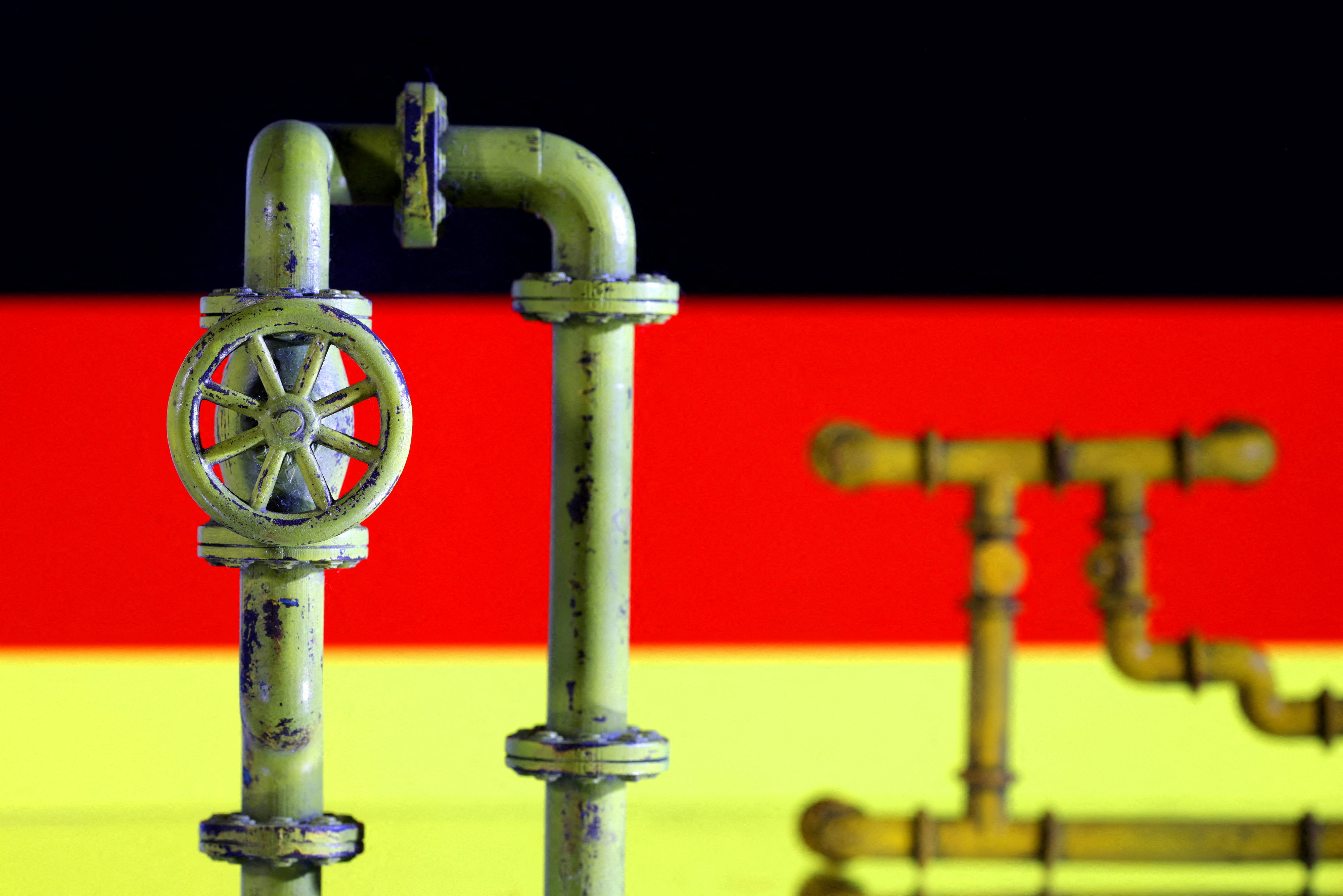 FILE PHOTO: Model of natural gas pipeline and German flag, July 18, 2022. REUTERS/Dado Ruvic/Illustration/File Photo