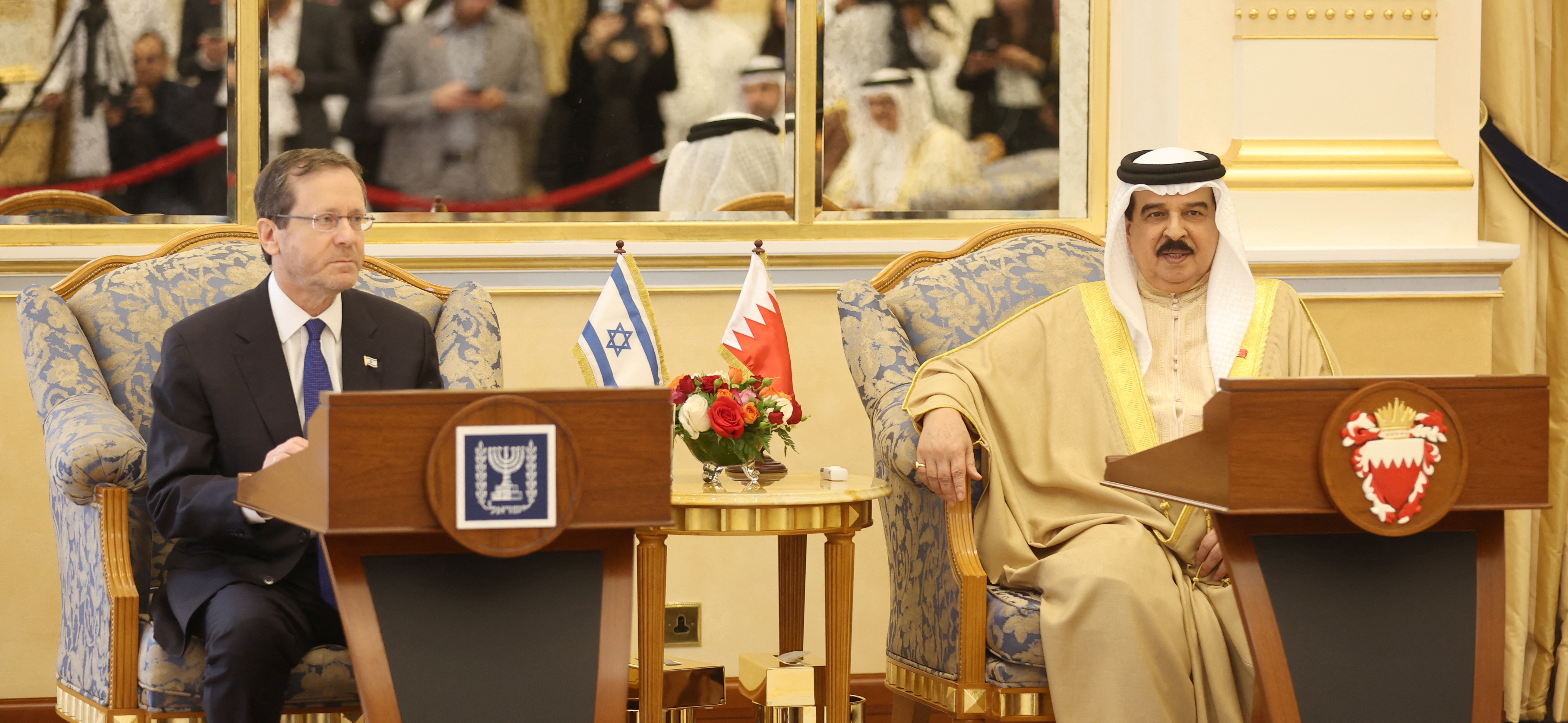Bahrain's King Hamad bin Isa al-Khalifa receives Israeli President Isaac Herzog during his visit to Manama, Bahrain, December 4, 2022. Bahrain News Agency/Handout via REUTERS ATTENTION EDITORS - THIS PICTURE WAS PROVIDED BY A THIRD PARTY.