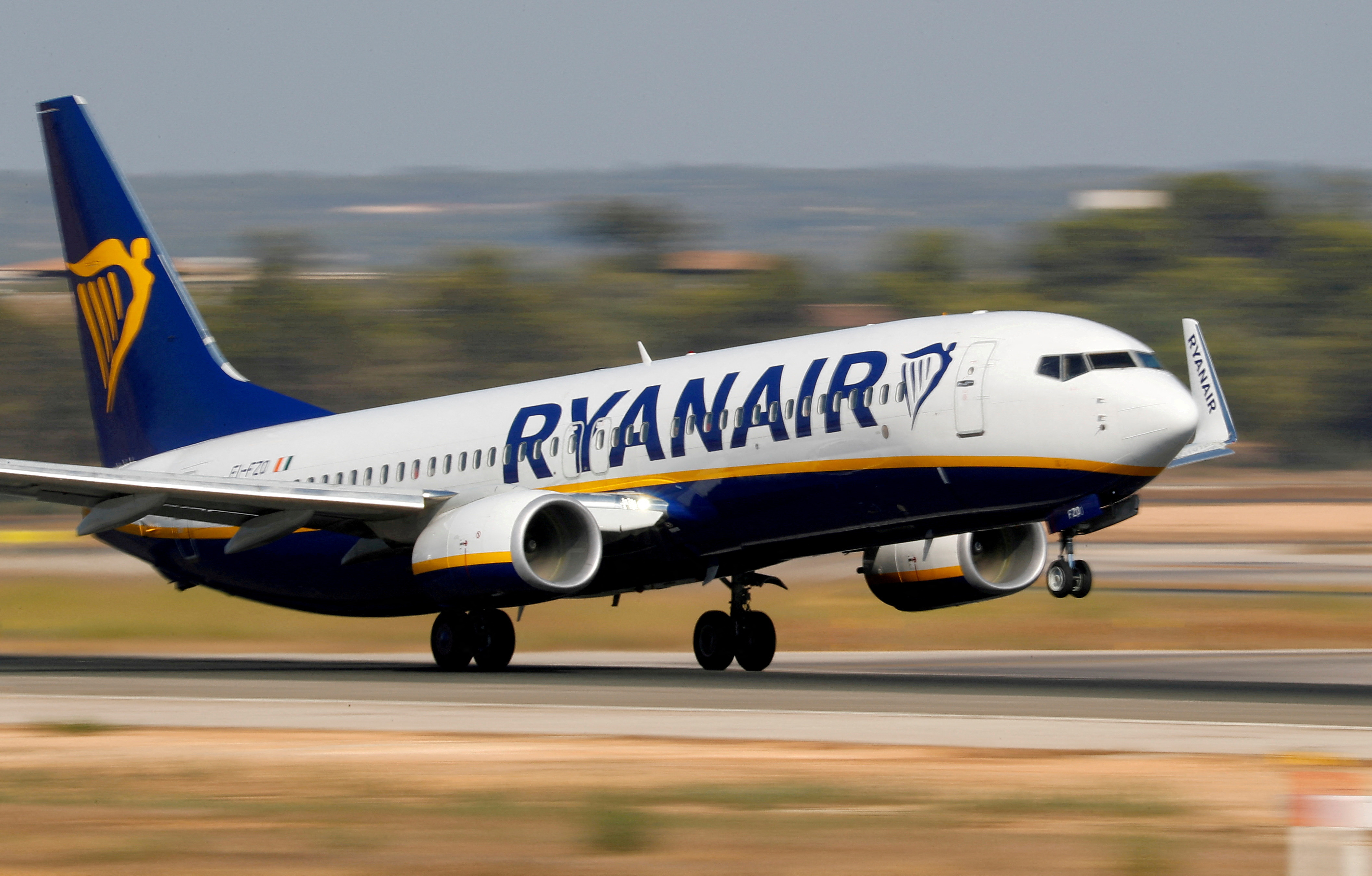 FILE PHOTO: A Ryanair Boeing 737-800 airplane takes off from the airport in Palma de Mallorca, Spain, July 29, 2018. REUTERS/Paul Hanna//File Photo
