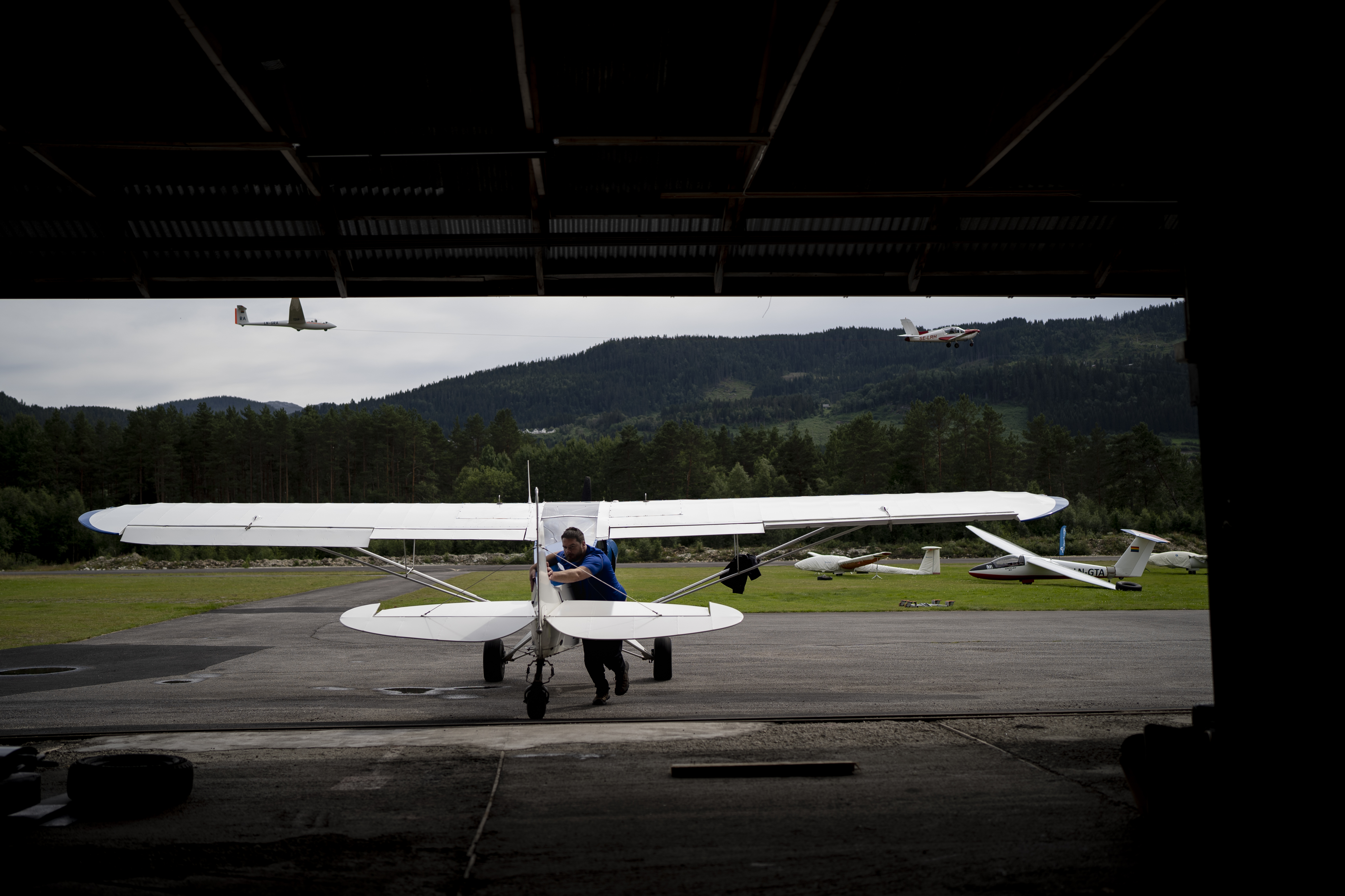 Pilot pushes his plane into Voss flyklubb's hangar