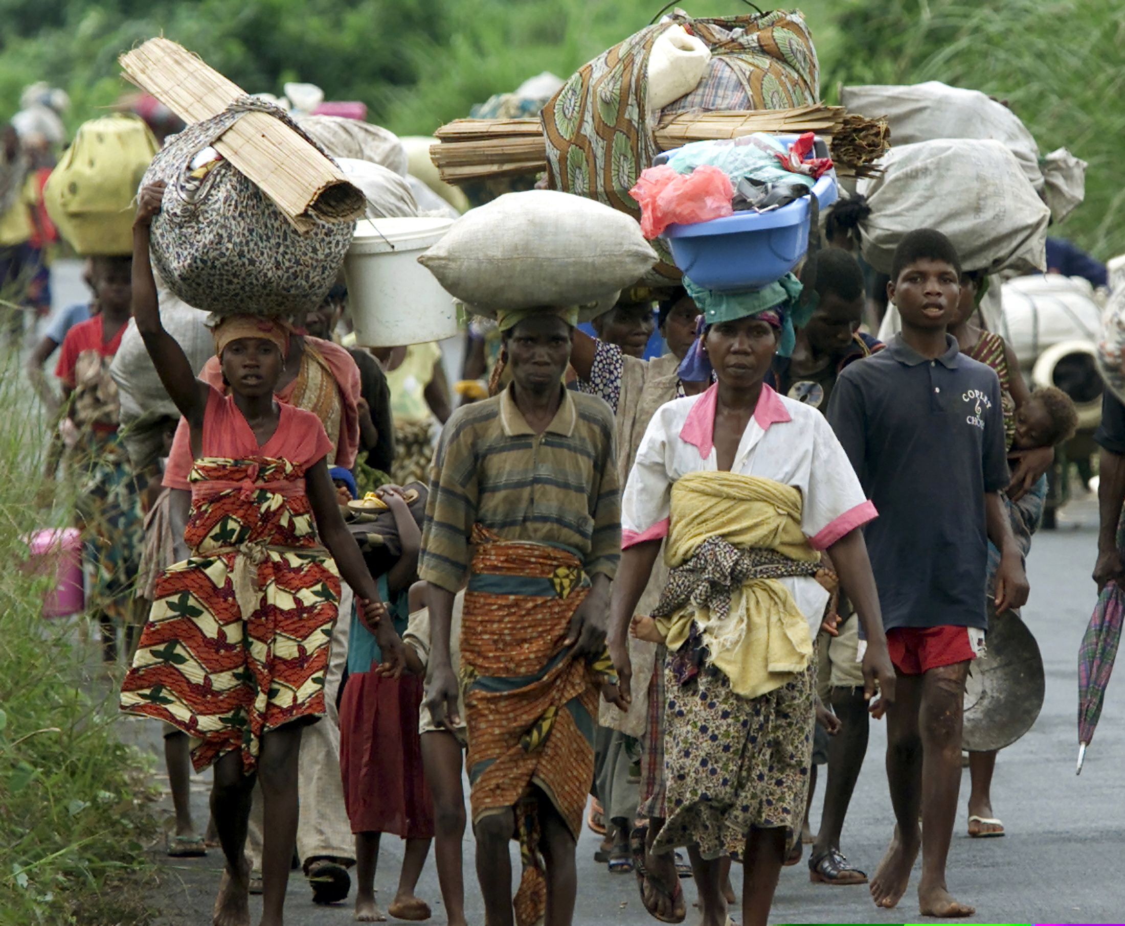 Liberian civilians carry their belongings as they flee fighting