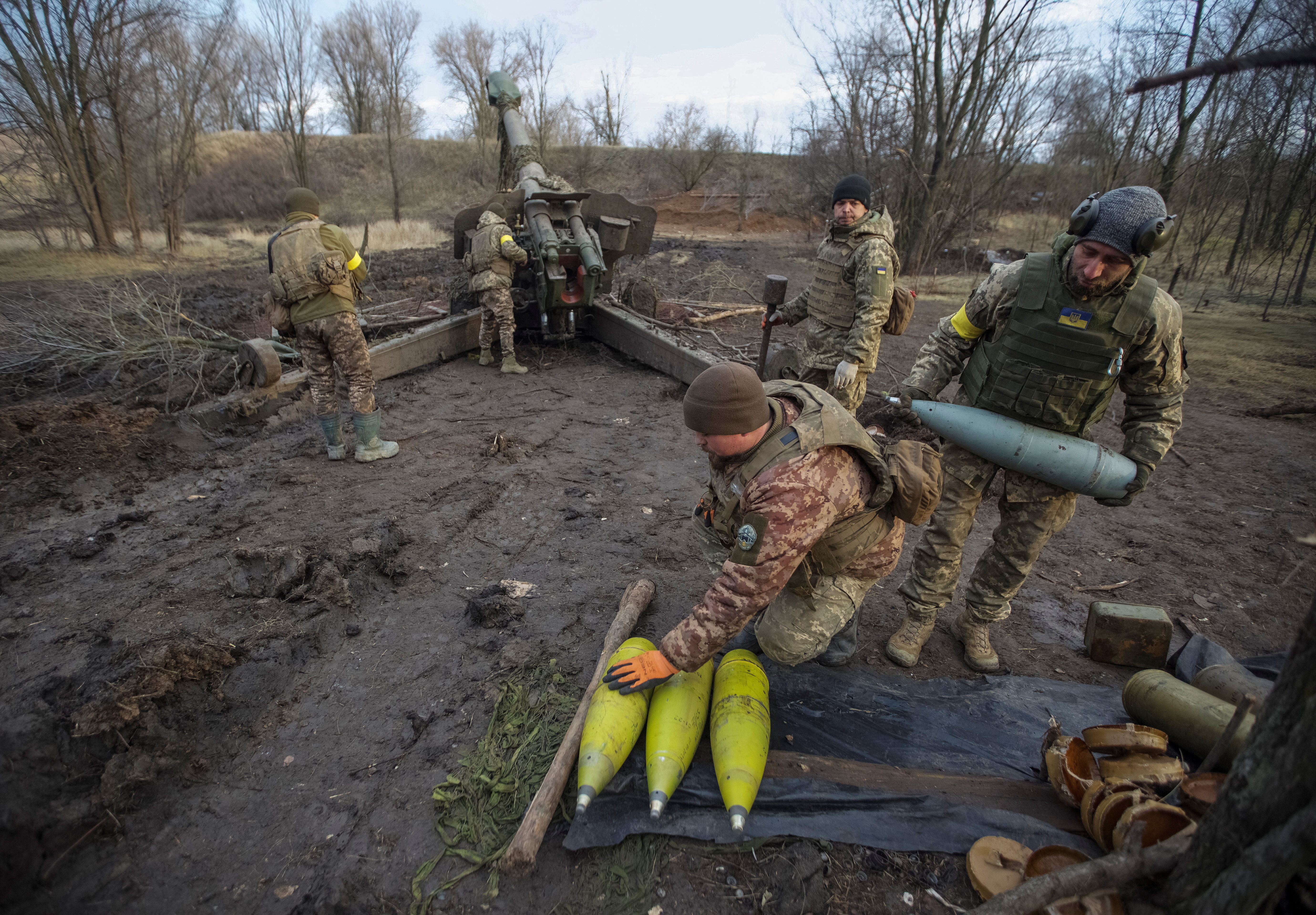 Ukrainian servicemen prepare cannon shells before firing them towards positions of Russian troops, amid Russia's attack on Ukraine, in Donetsk region, Ukraine January 1, 2023 [Anna Kudriavtseva/Reuters]