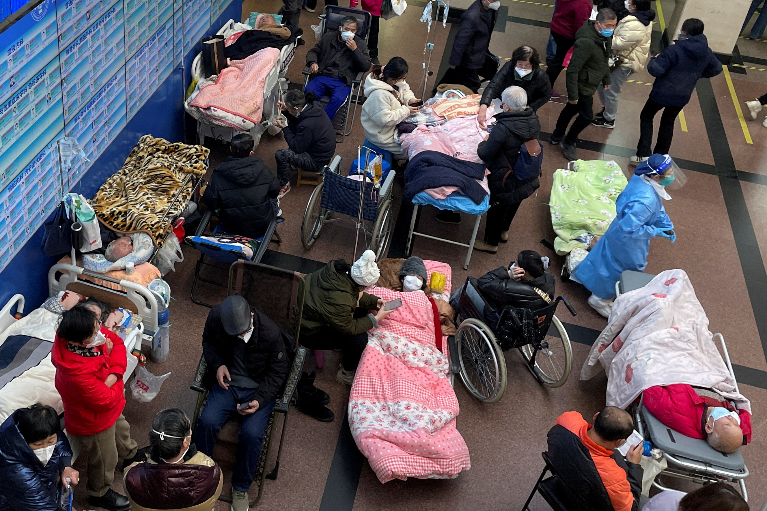 Patients lie on beds and stretchers in a hallway in the emergency department of a hospital, amid the coronavirus disease (COVID-19) outbreak in Shanghai, China January 4, 2023. REUTERS/Staff TPX IMAGES OF THE DAY