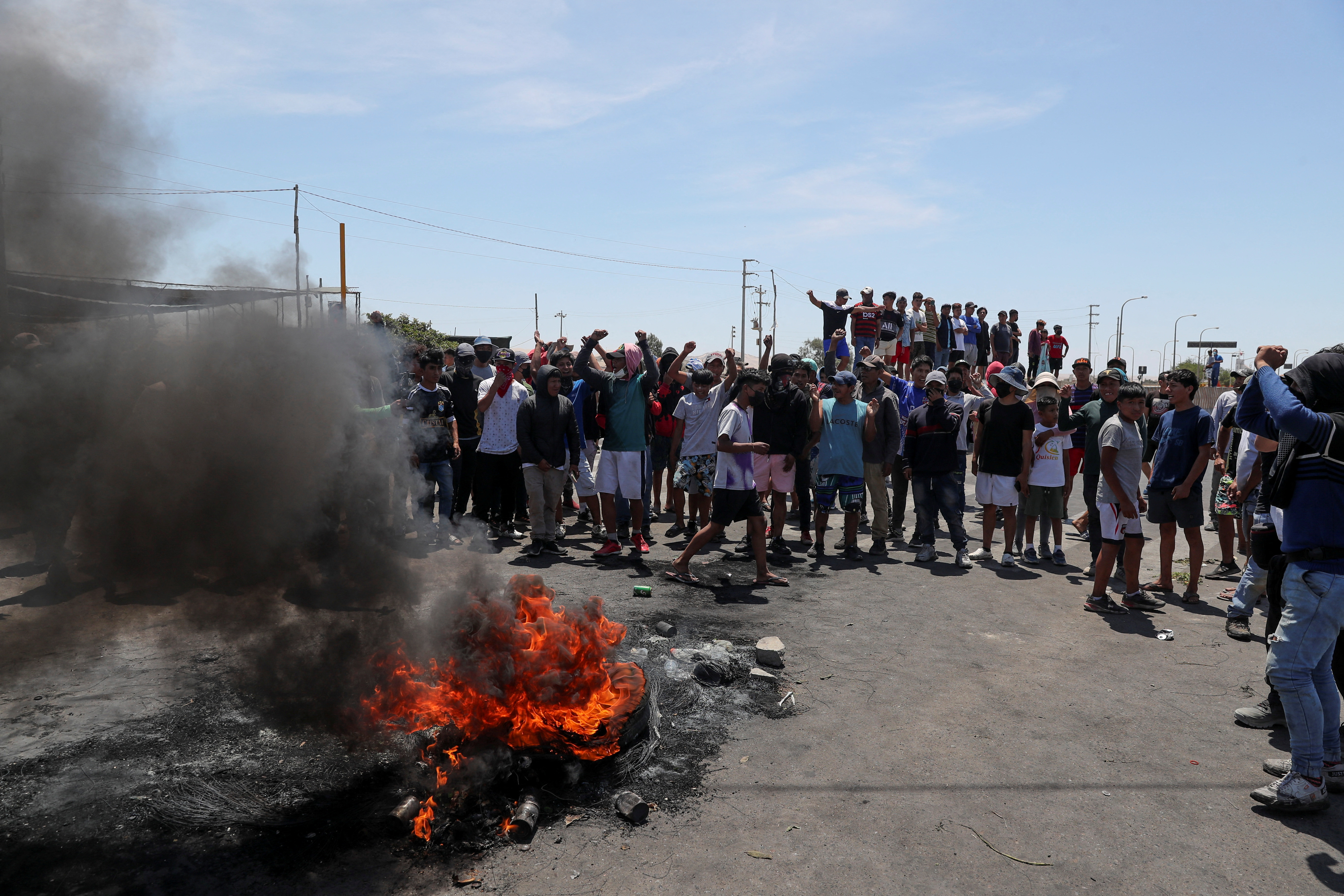 Demonstrators block a highway to Lima while demanding early elections and the release of Peruvian ousted leader Pedro Castillo, in Ica, Peru January 6, 2023. REUTERS/Sebastian Castaneda