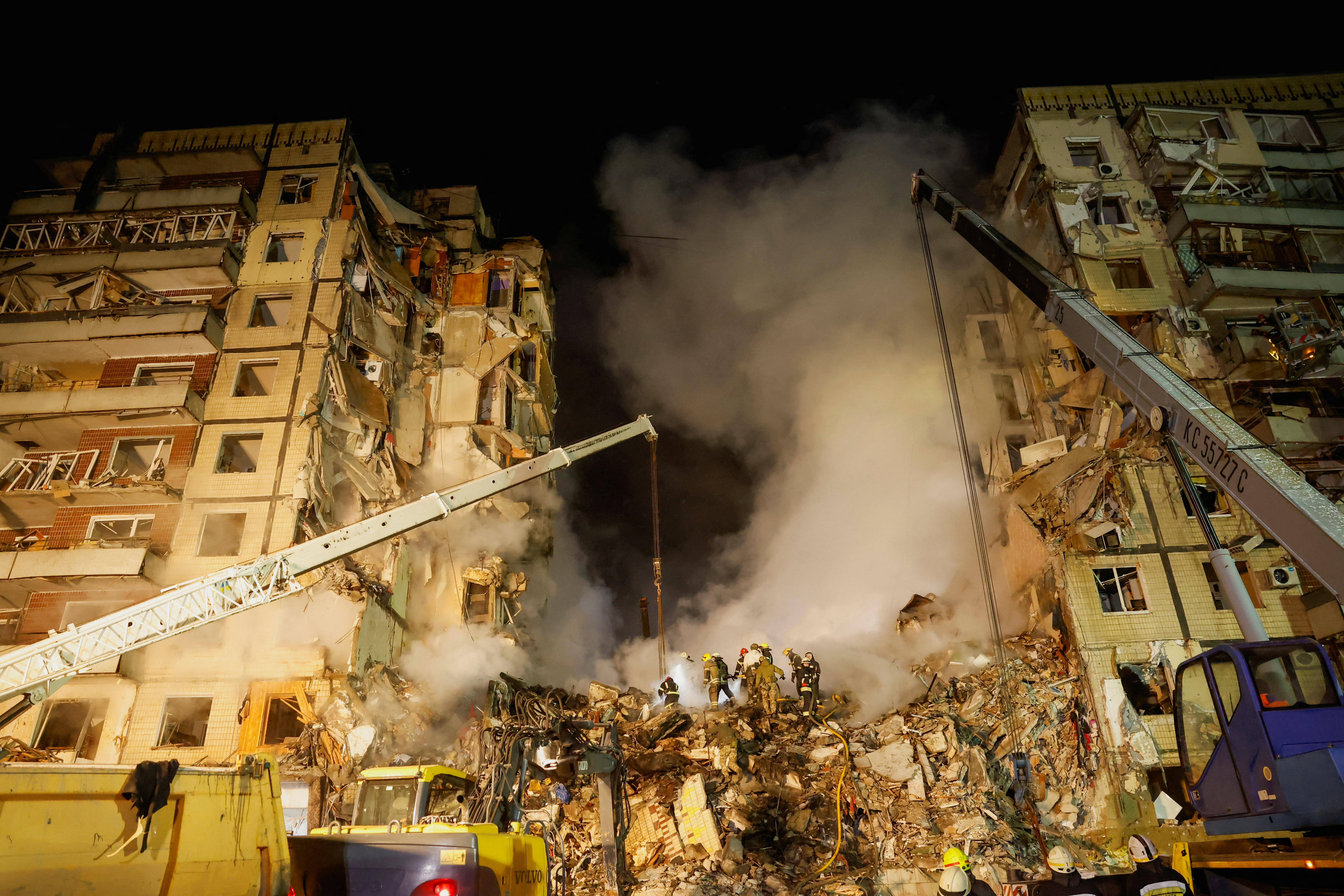 Emergency personnel work at the site where an apartment block was heavily damaged by a Russian missile strike, amid Russia's attack on Ukraine, in Dnipro, Ukraine January 15, 2023. REUTERS/Clodagh Kilcoyne