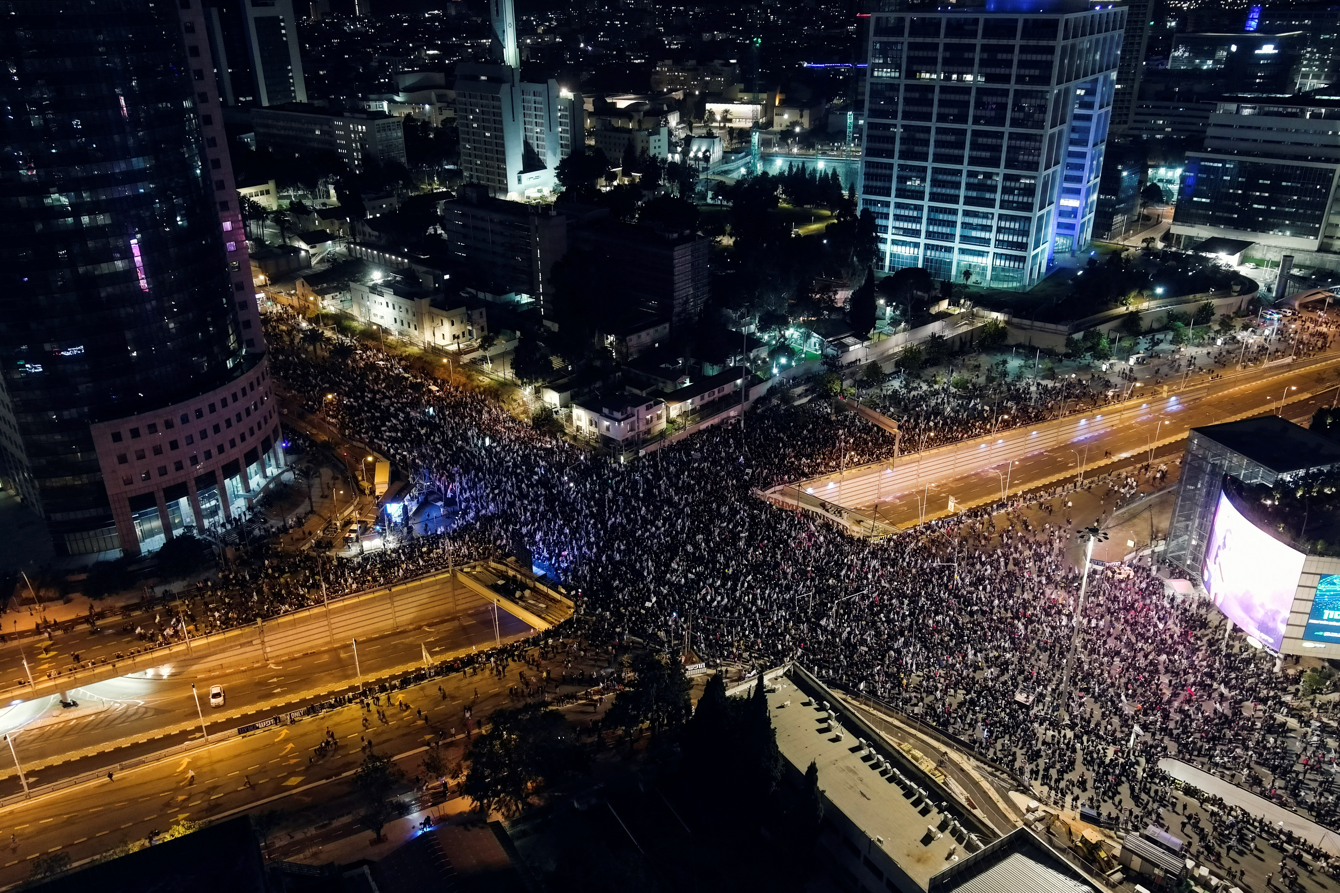 Israelis protest against Prime Minister Benjamin Netanyahu's new right-wing coalition and its proposed judicial reforms to reduce powers of the Supreme Court, in Tel Aviv, Israel January 21, 2023. REUTERS/Ilan Rosenberg