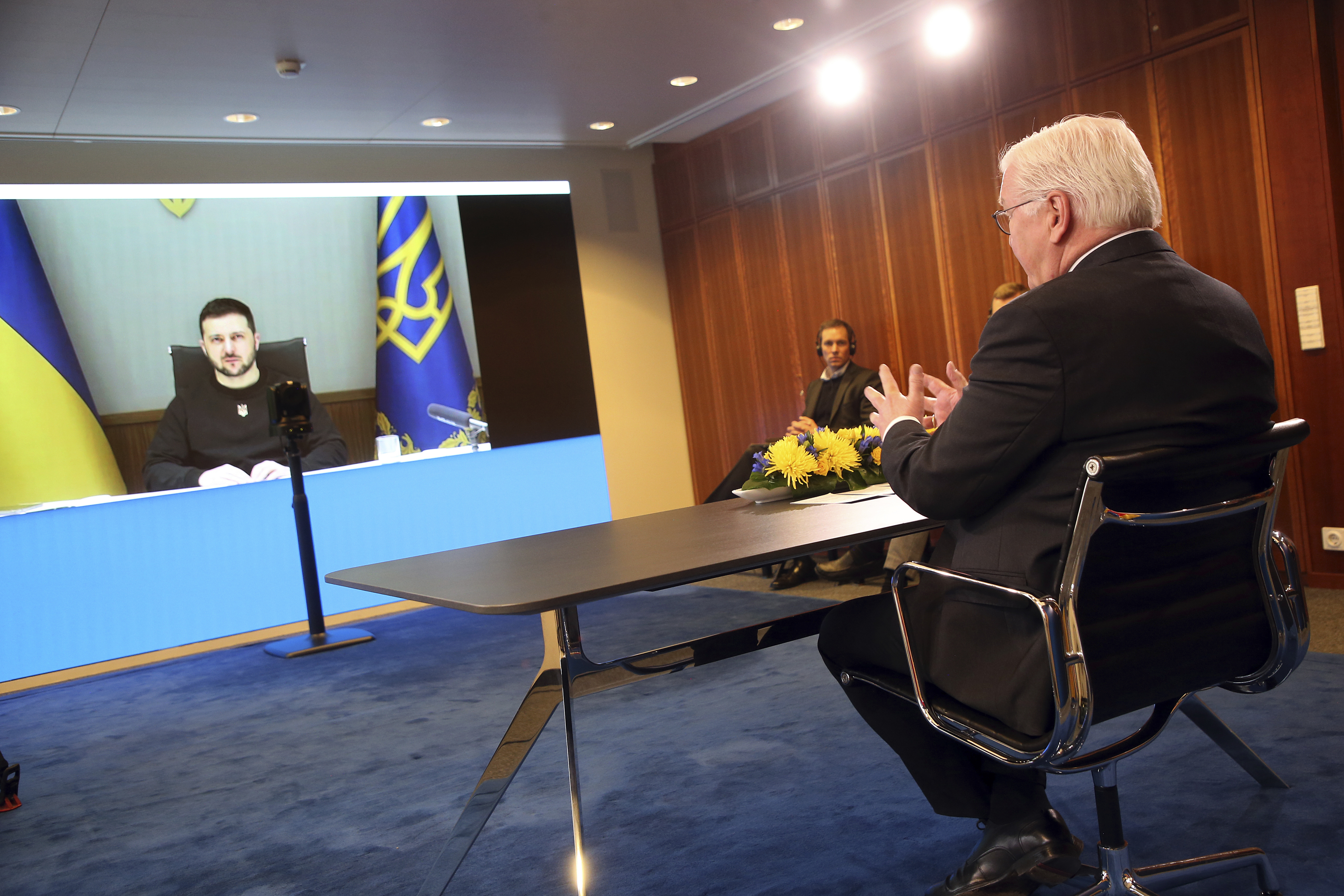 German President Frank-Walter Steinmeier talks to Ukrainian President Volodymyr Zelenskyy