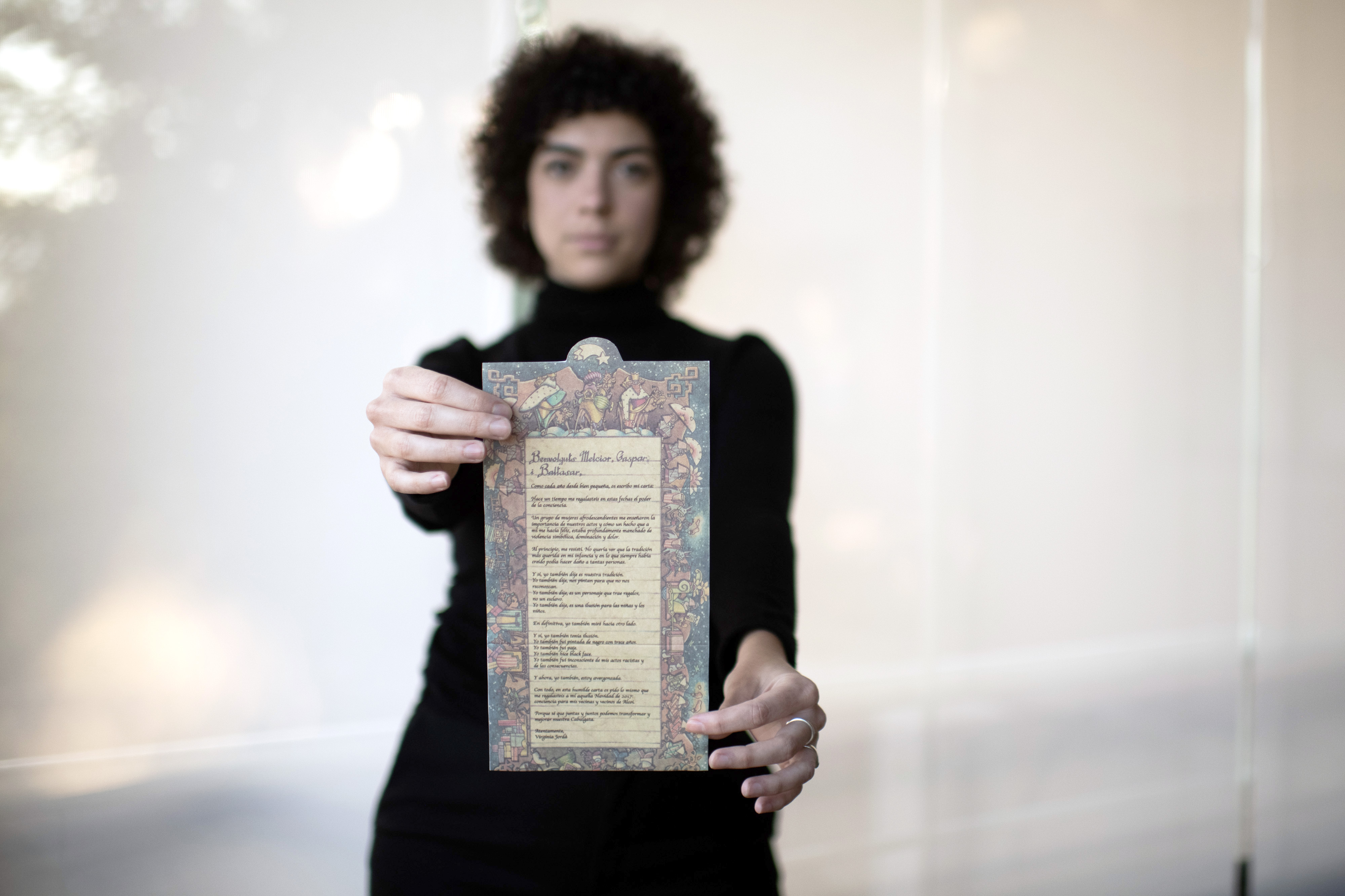 Virginia Jorda, a visual artist from Alcoy, with her letter to the magic kings asking for tolerance and to stop the blackface in the cavalcade