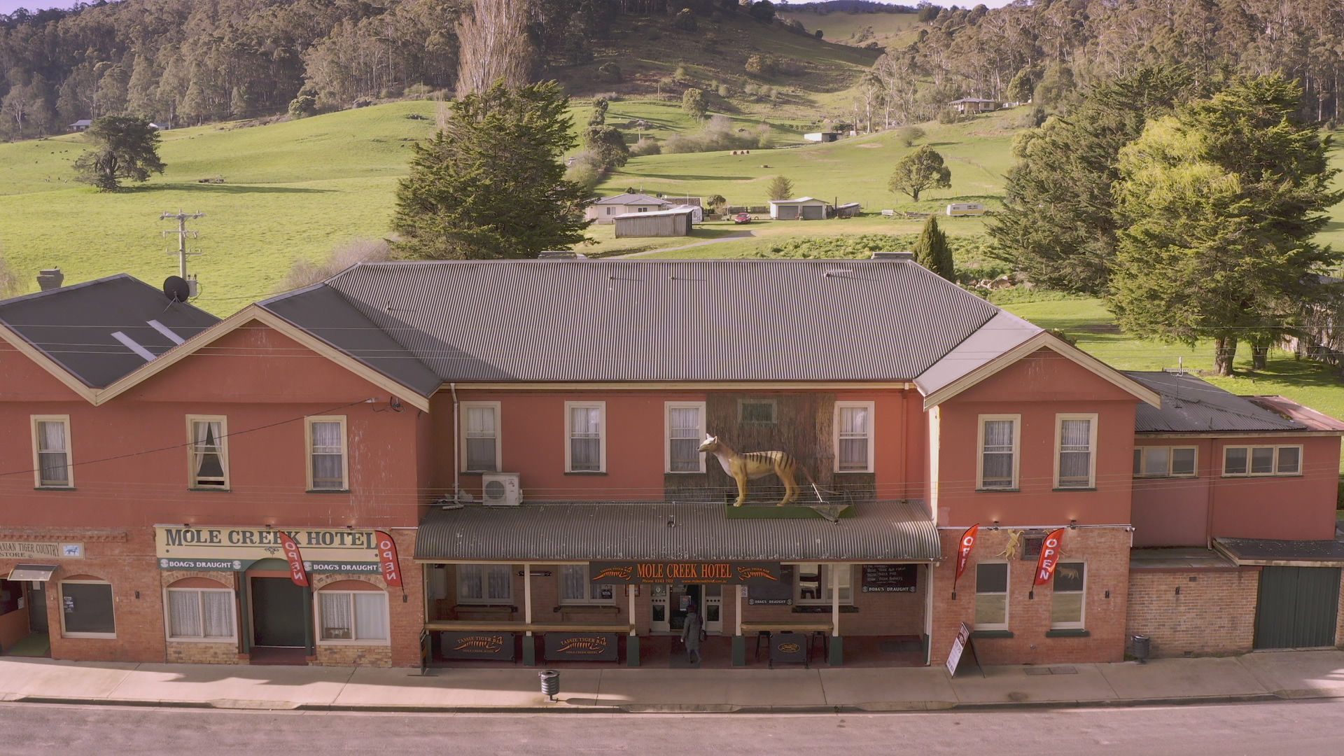 A photo of the Mole Creek Hotel.
