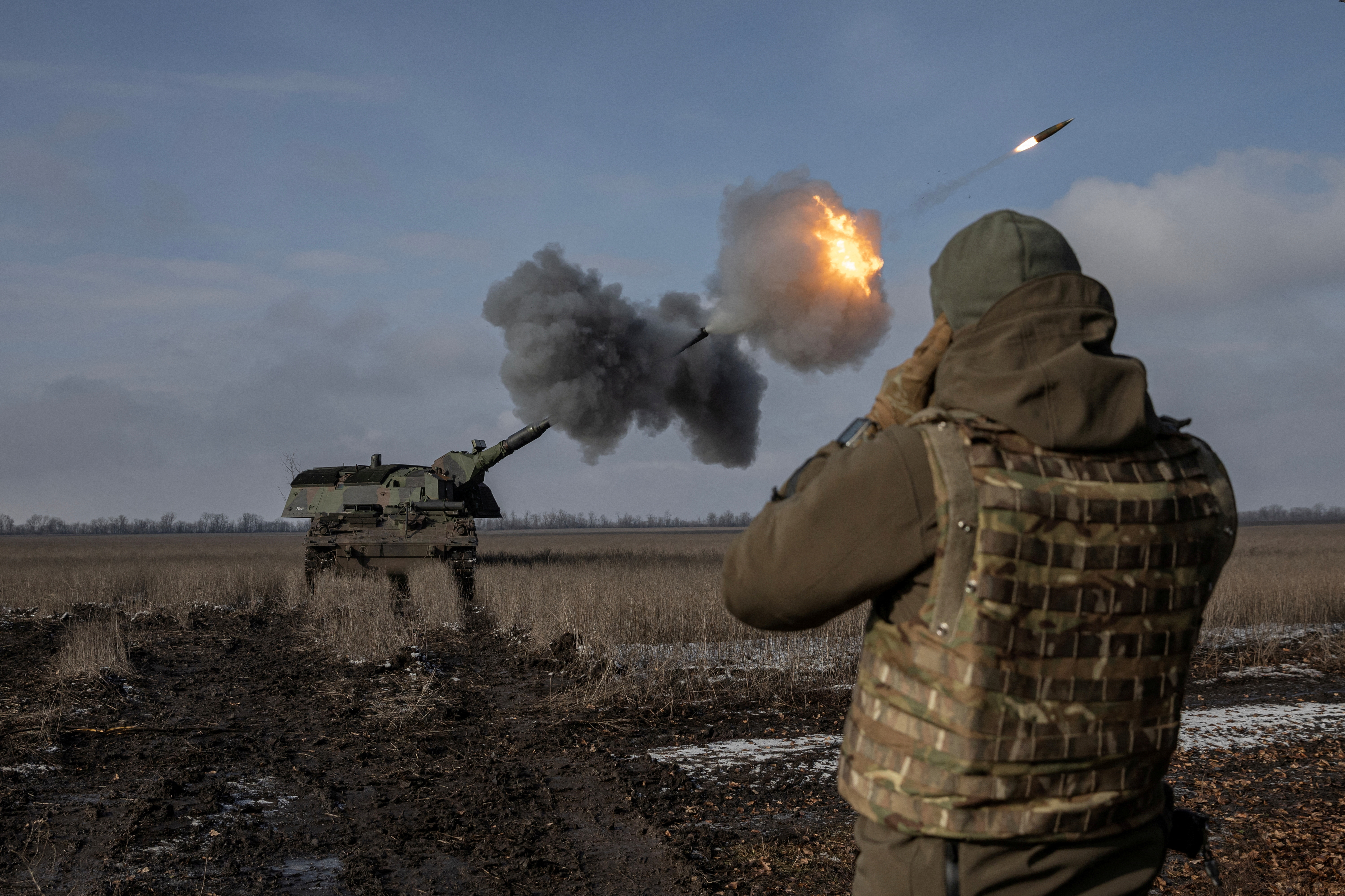 Ukrainian army from the 43rd Heavy Artillery Brigade fire the German howitzer Panzerhaubitze 2000