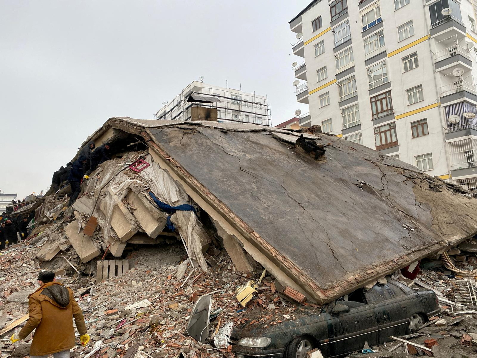 People search through rubble following an earthquake in Diyarbakir, Turkey February 6, 2023. REUTERS/Sertac Kayar TPX IMAGES OF THE DAY