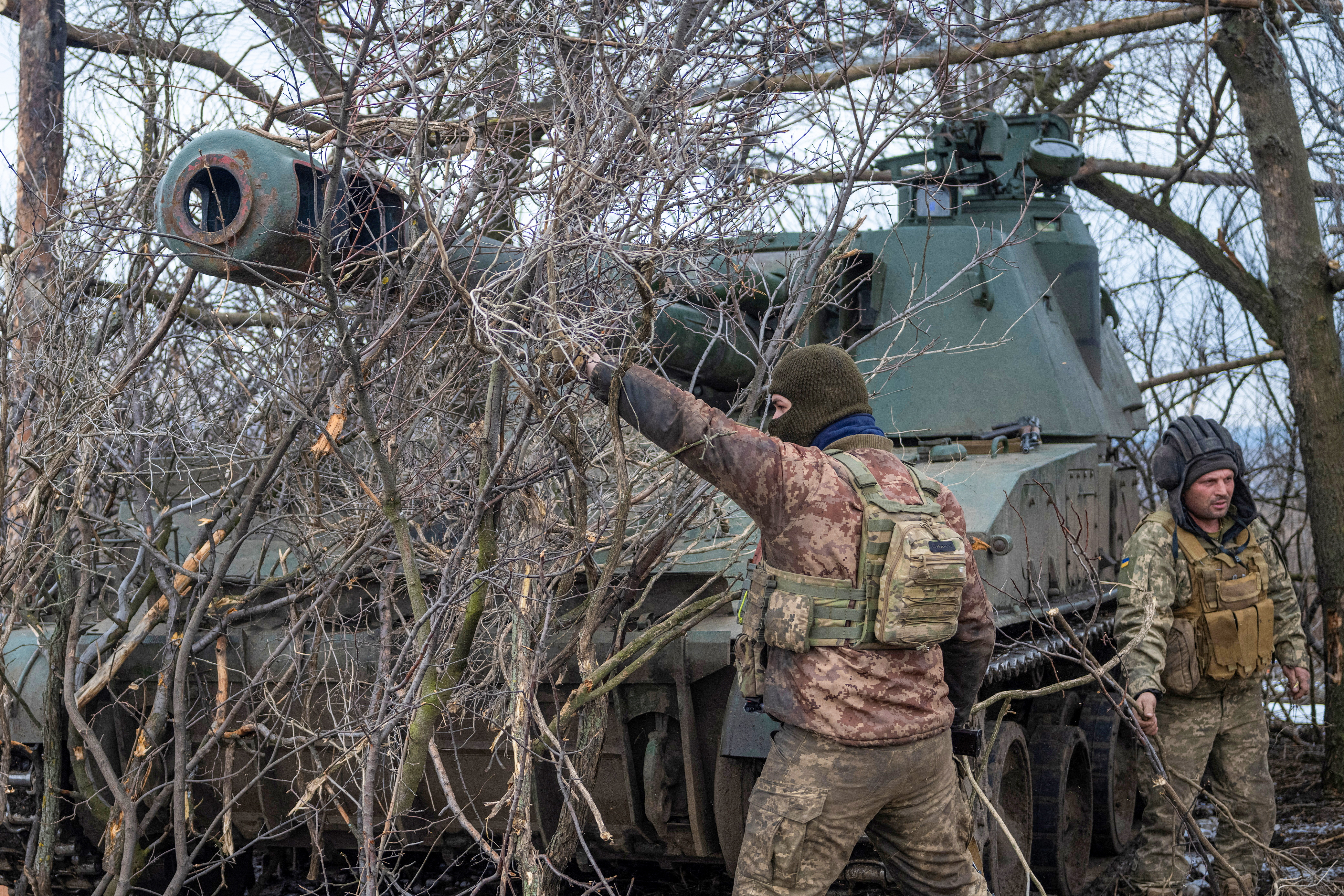 Ukrainian servicemen of the 28th Independent Mechanised Brigade prepare