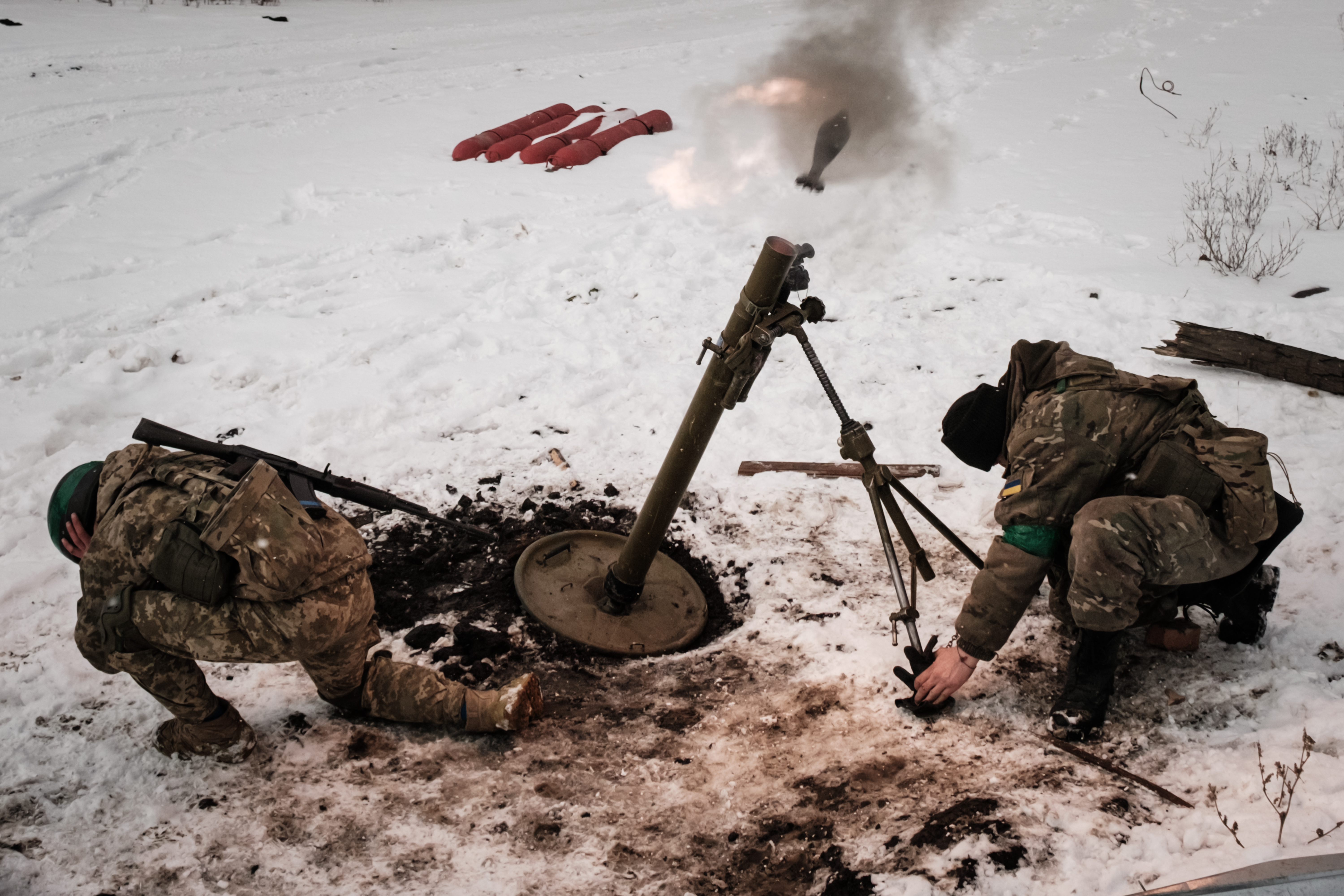 Ukrainian serviceman fire a mortar toward a Russian position in Bakhmut, Ukraine, on February 16, 2023 [Yasuyoshi Chiba/ AFP]