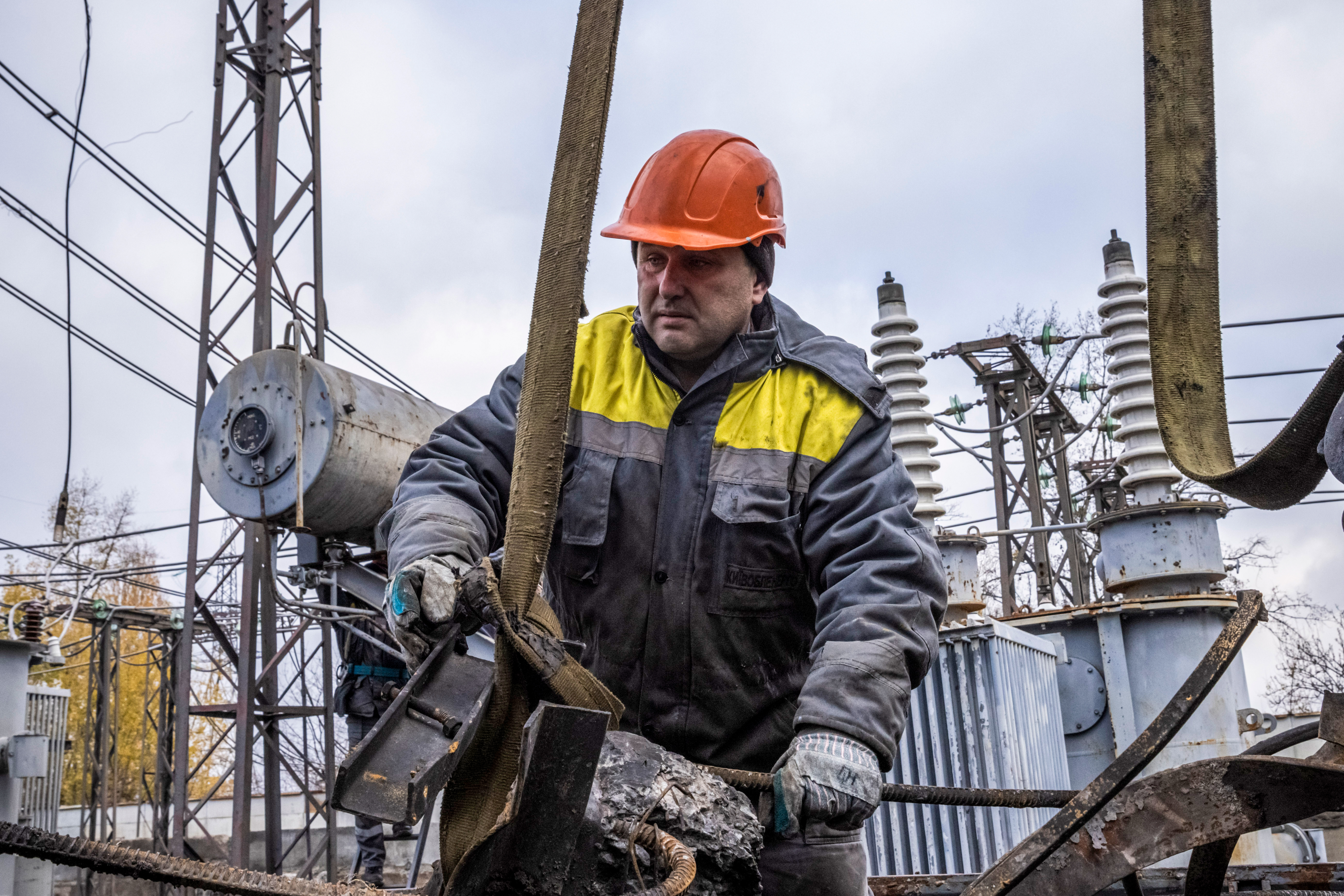 KYIV REGION, UKRAINE - NOVEMBER 04: Workers repair infrastructure in a power plant that was damaged by a Russian air attack in October, on November 04, 2022 in Kyiv Oblast, Ukraine. Electricity and heating outages across Ukraine caused by missile and drone strikes to energy infrastructure have added urgency preparations for winter. (Photo by Ed Ram/Getty Images) 