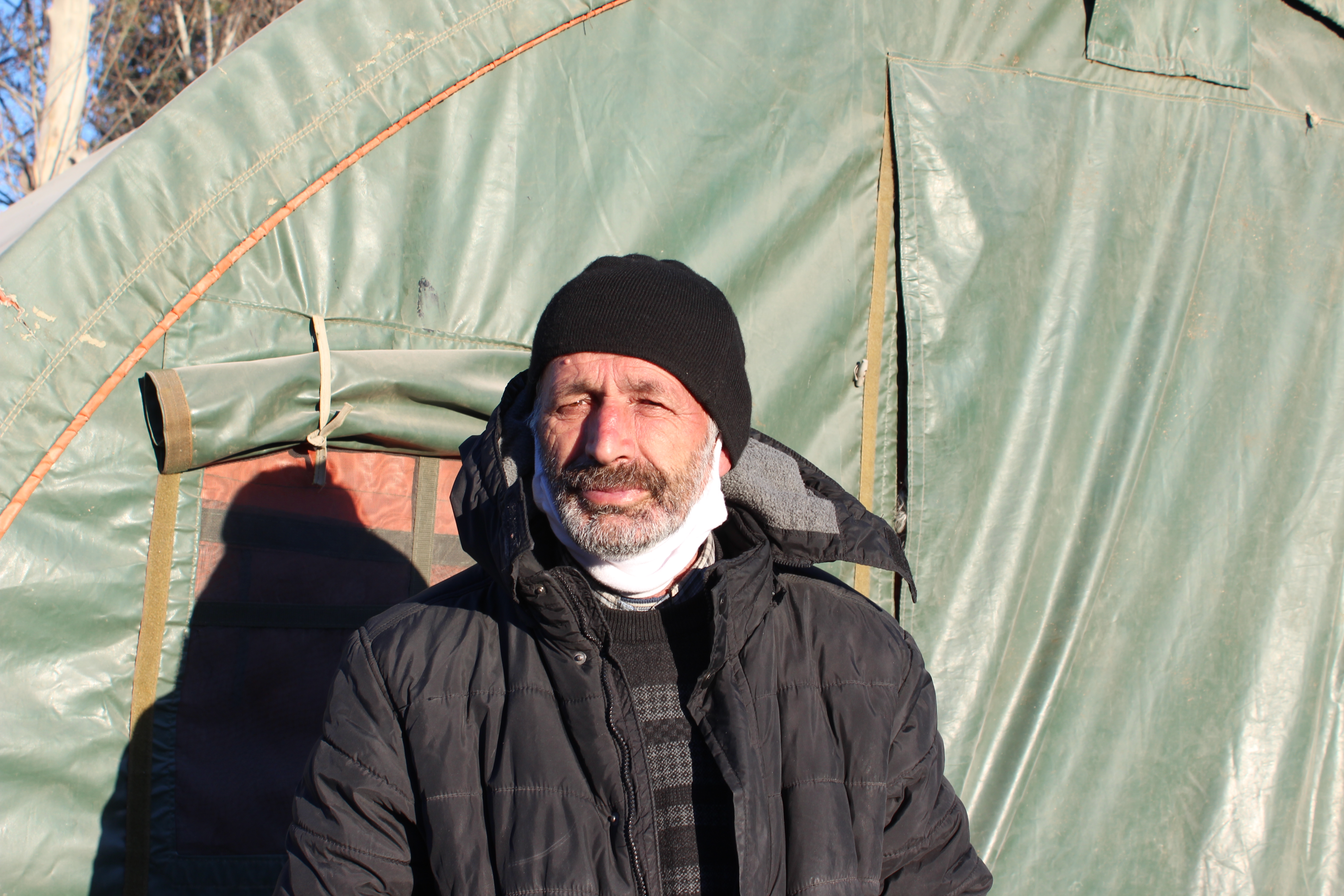 Seyfettin Küçük waits at the Çınar apartment complex in Adiyaman for news of his relatives