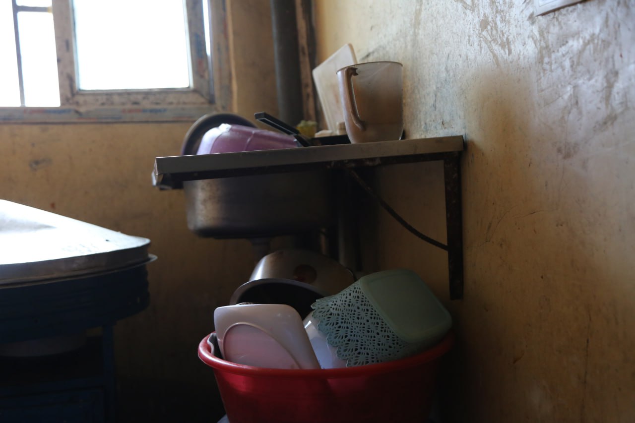 A photo of washed cooking utensils and bowls.