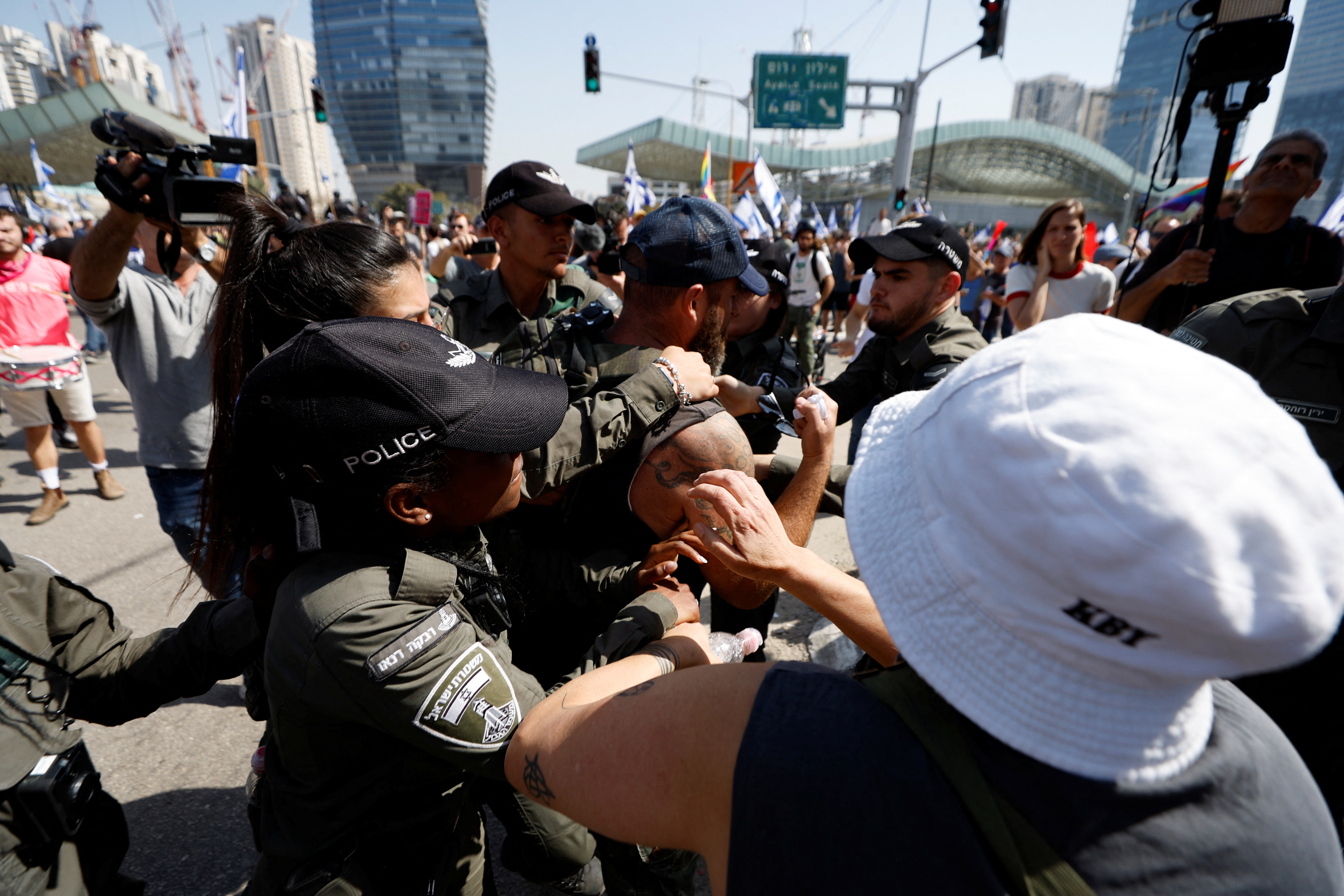 Israeli police struggle with protesters while they demonstrate