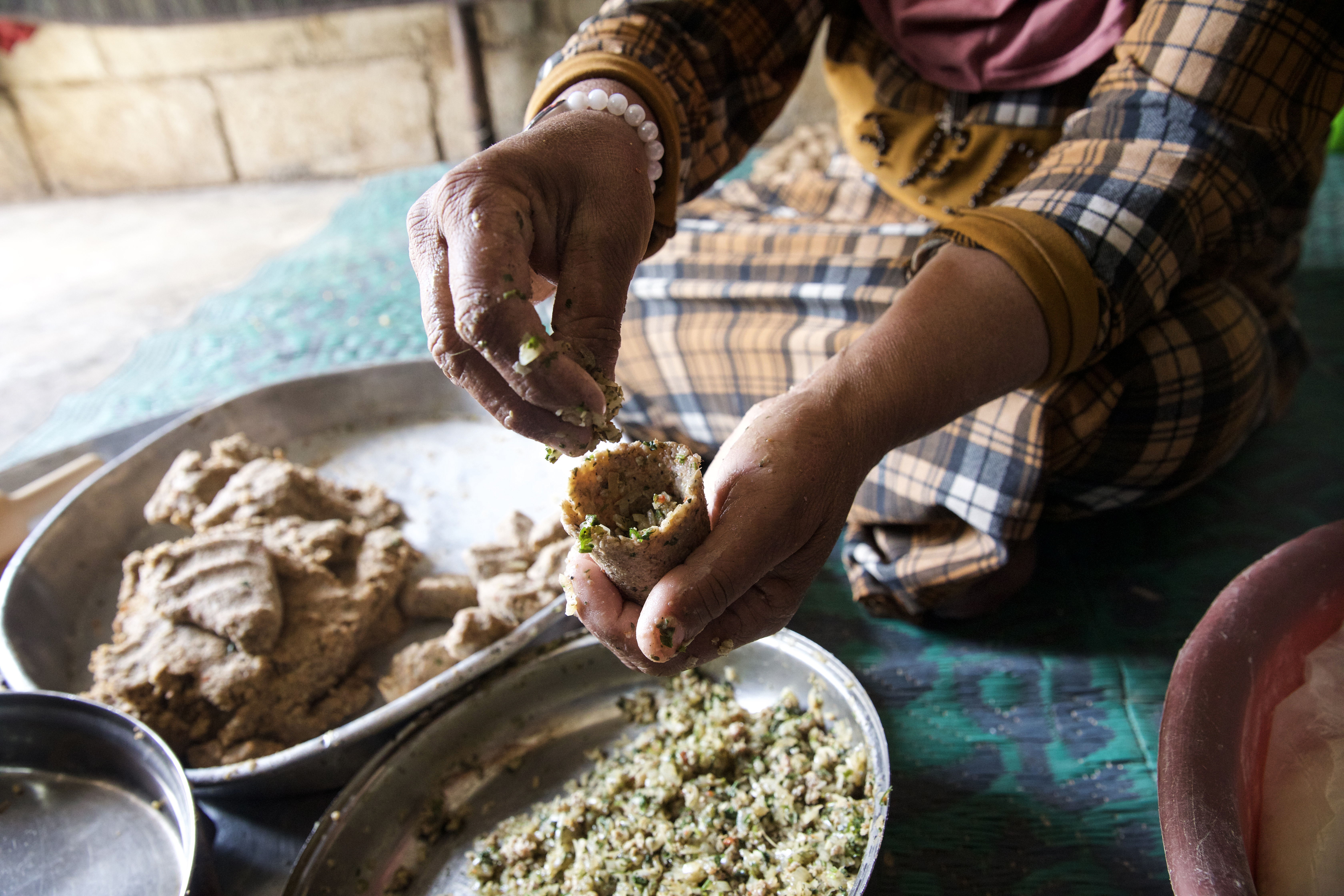 Fateem's hand filling the kibbe