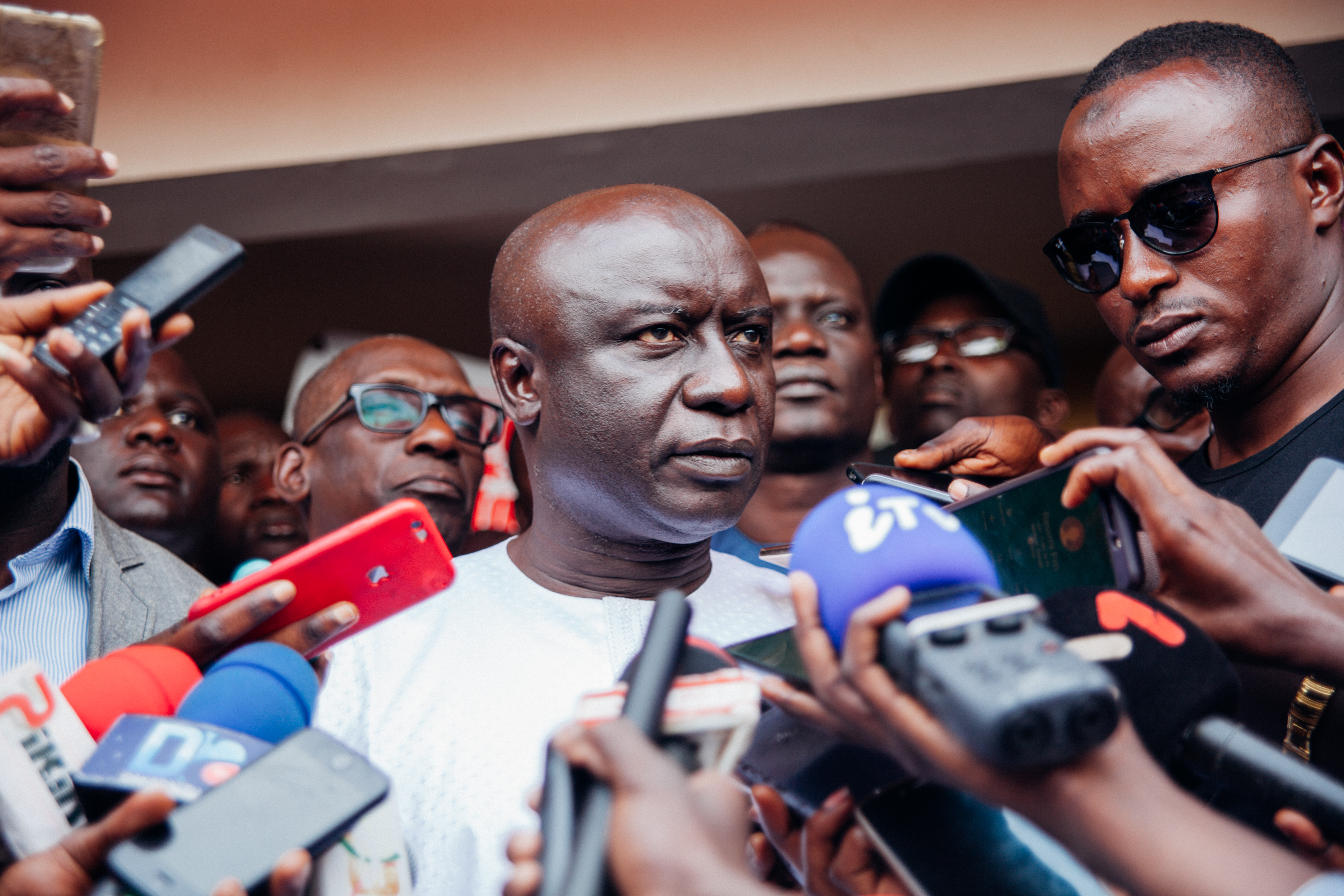 Idrissa Seck (C) gives a speech in Dakar on February 28, 2019