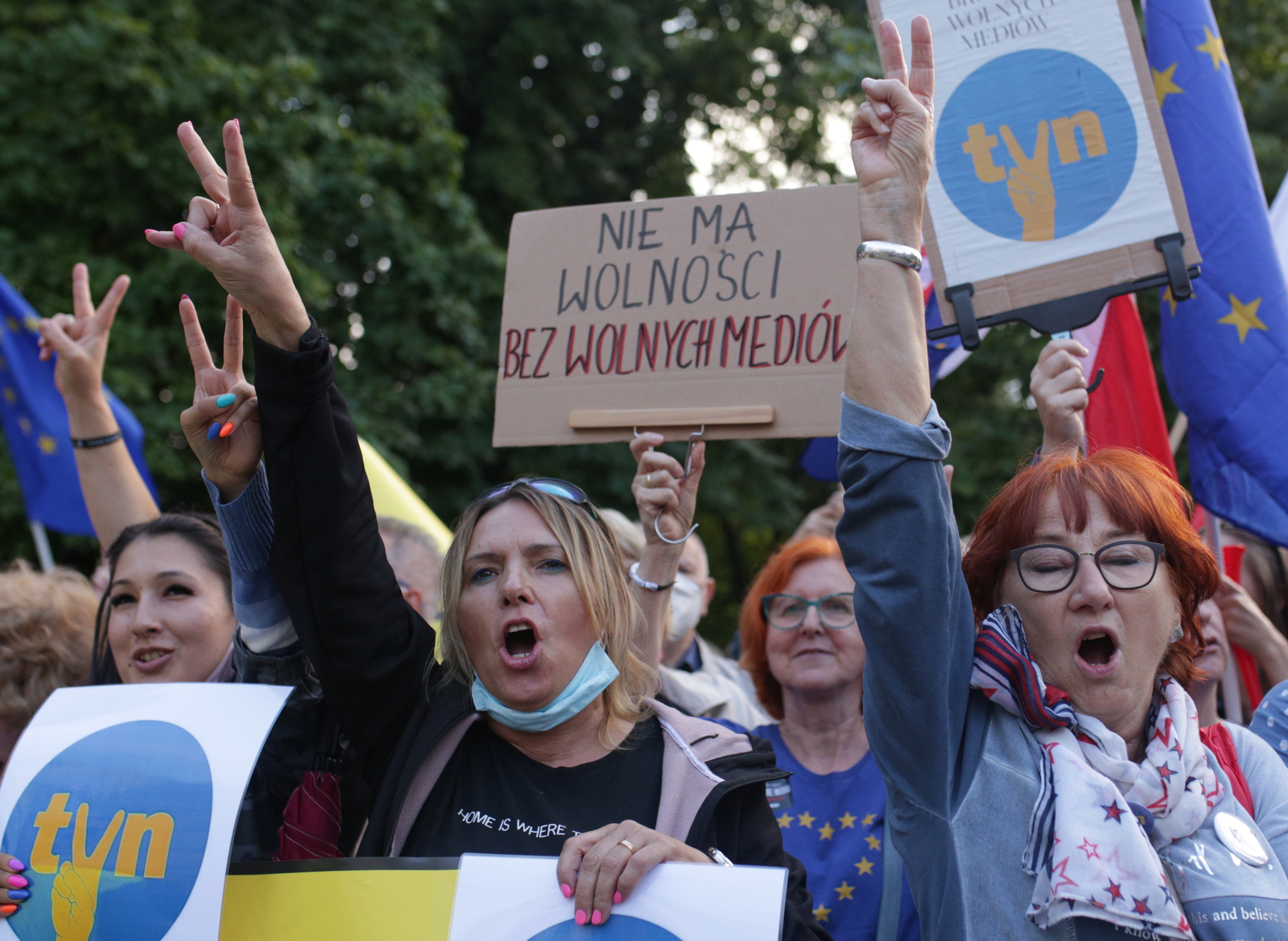 People attend a demonstration in defence of media freedom and against a proposed amendment to the country's broadcast media law regarding the share of foreign capital in Polish media, in Warsaw, Poland August 10, 2021. The placard reads: "There is no freedom without media freedom". Adam Stepien/Agencja Gazeta/via REUTERS ATTENTION EDITORS - THIS IMAGE WAS PROVIDED BY A THIRD PARTY. POLAND OUT. NO COMMERCIAL OR EDITORIAL SALES IN POLAND.