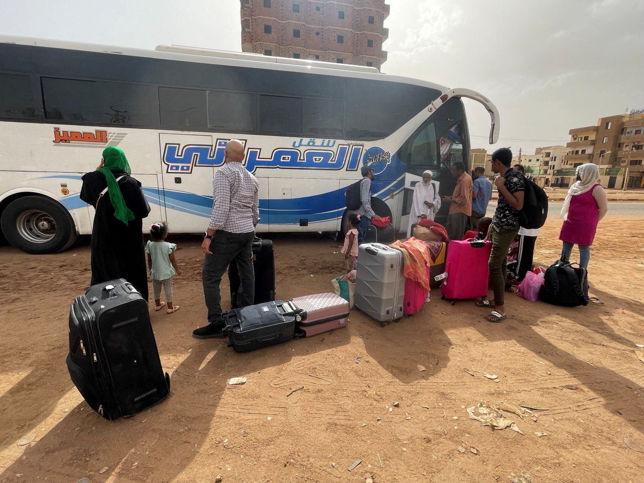 People gather as they flee clashes between the paramilitary Rapid Support Forces and the army in Khartoum, Sudan April 24, 2023. REUTERS/El-Tayeb Siddig