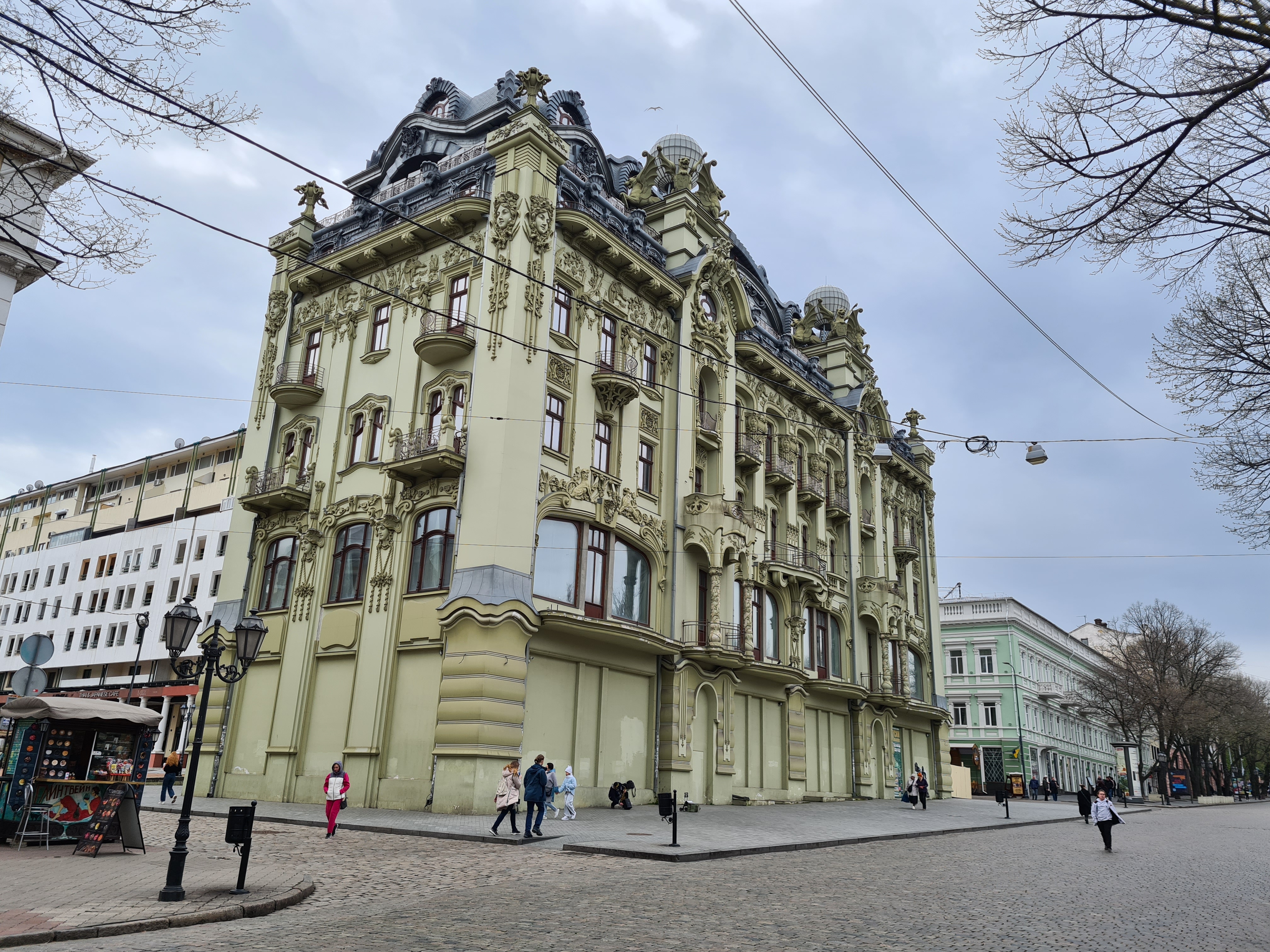A historic building in central Odesa-1681996457