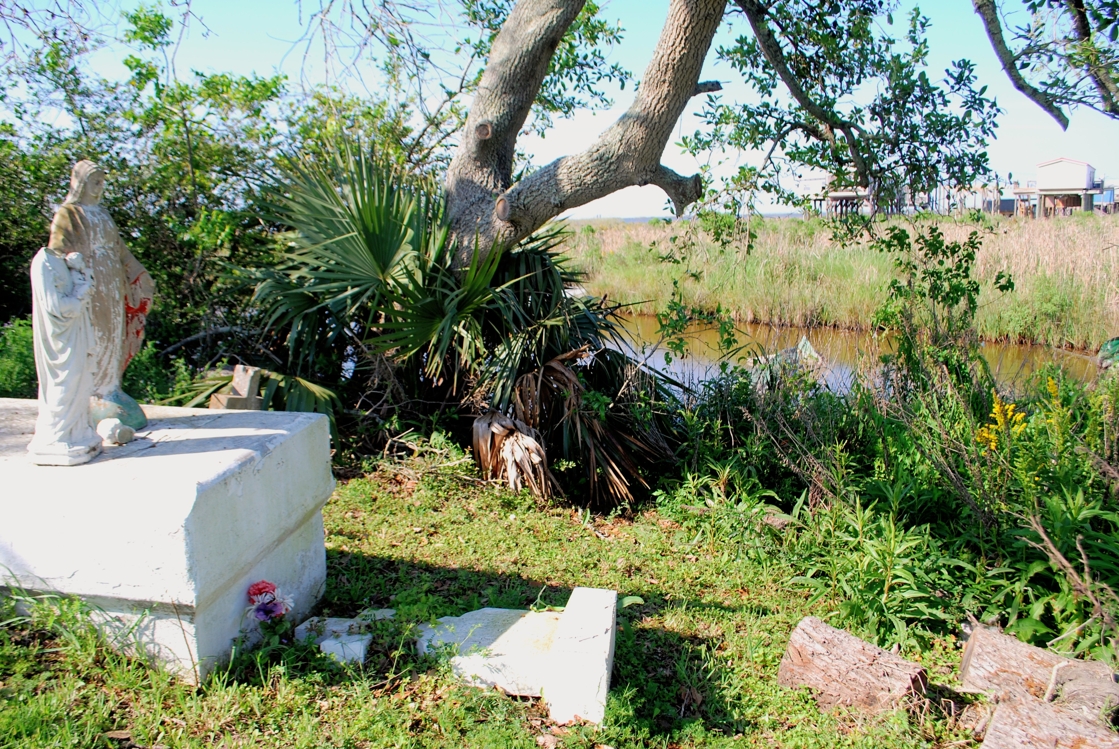 A photo of a little logs leading up to a gravestone.