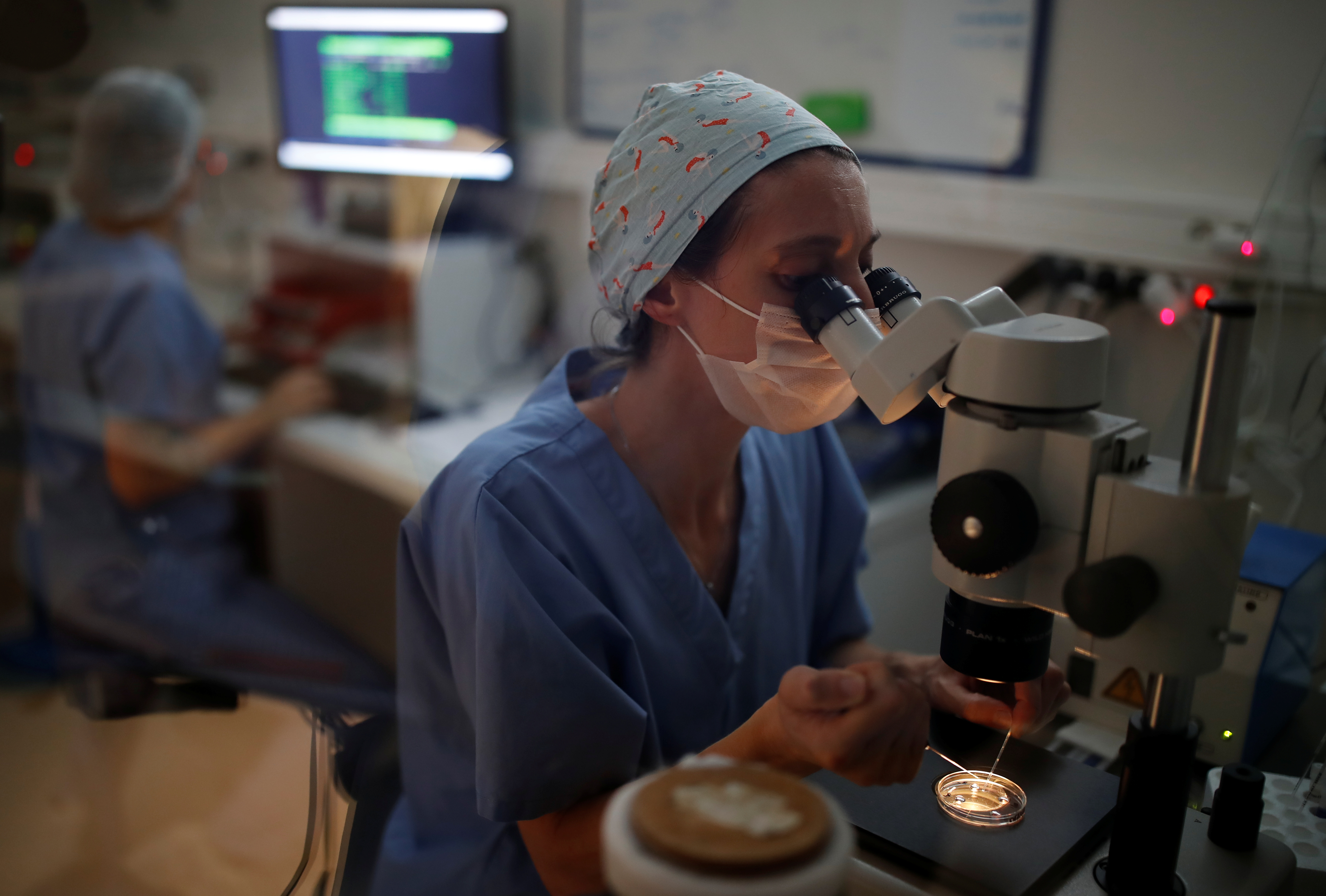 A medical lab technologist