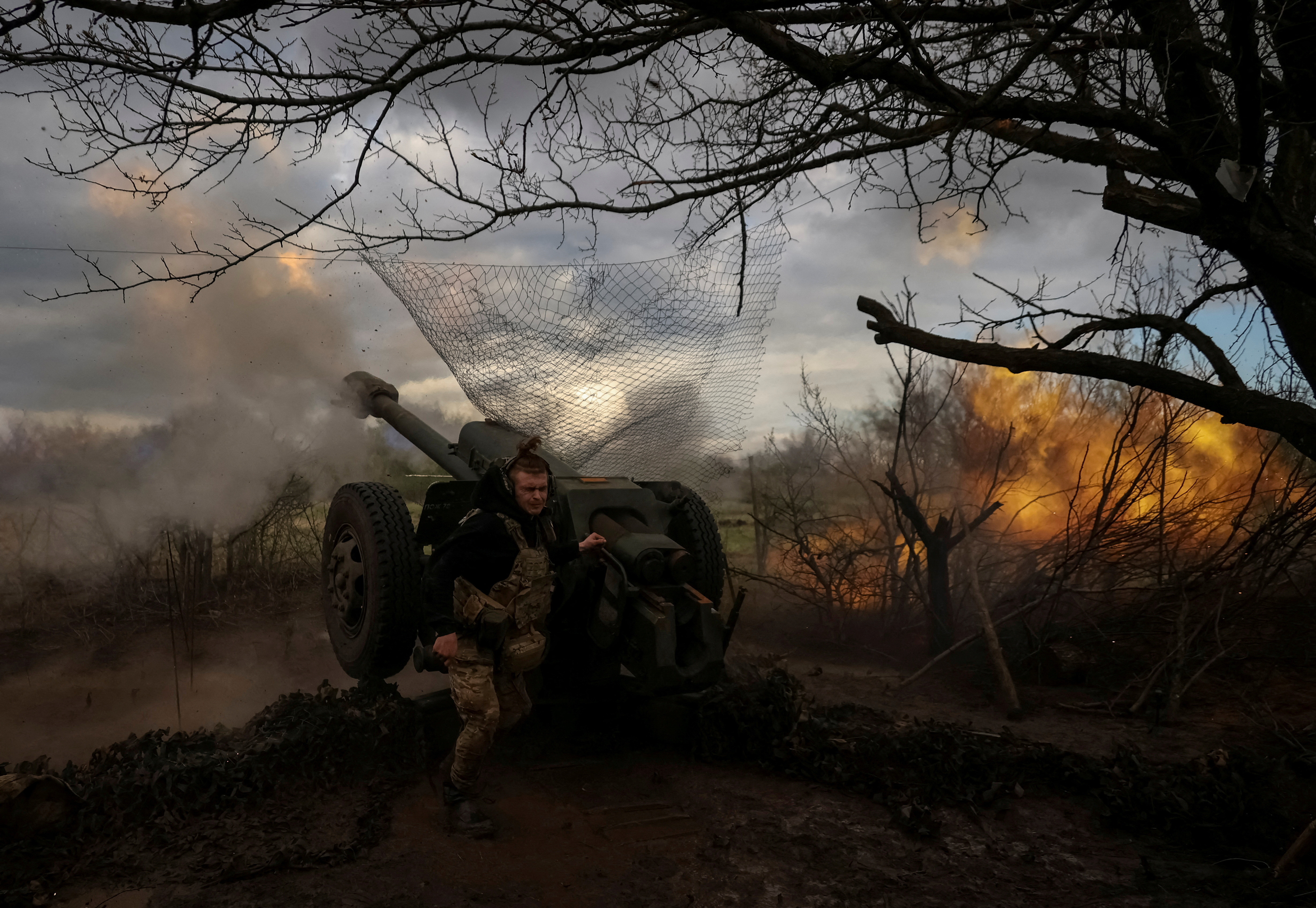FILE PHOTO: Ukrainian service members from a 3rd separate assault brigade of the Armed Forces of Ukraine, fire a howitzer D30 at a front line, amid Russia's attack on Ukraine, near the city of Bakhmut, Ukraine April 23, 2023. REUTERS/Sofiia Gatilova/File Photo