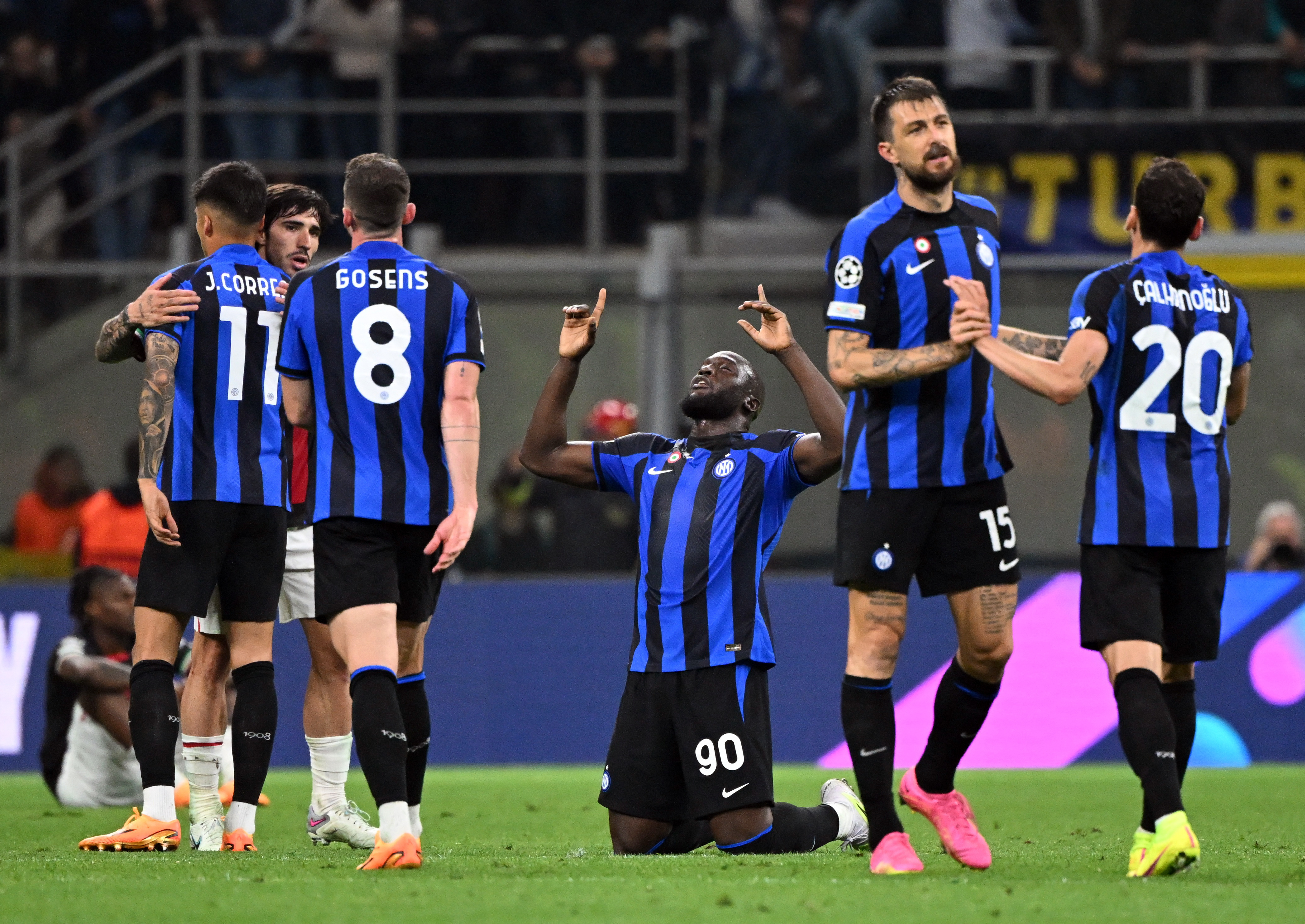 Inter Milan's Romelu Lukaku, Francesco Acerbi, Hakan Calhanoglu and Robin Gosens celebrate after the match.