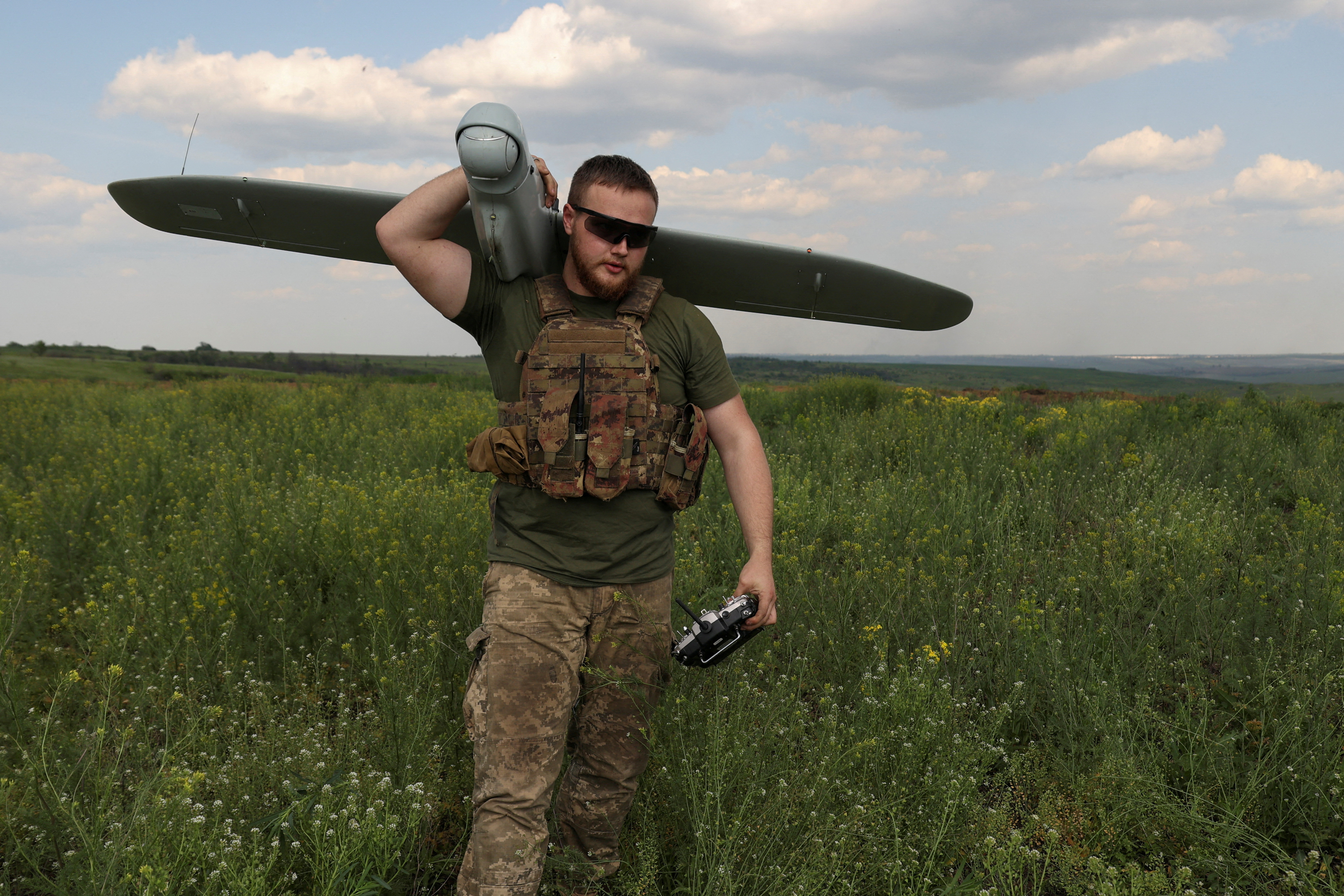 A Ukrainian serviceman carries a reconnaissance unmanned aerial device during a training session, amid Russia's attack on Ukraine, near the city of Kostiantynivka, Donetsk region, Ukraine May 19, 2023. REUTERS/Sofiia Gatilova TPX IMAGES OF THE DAY