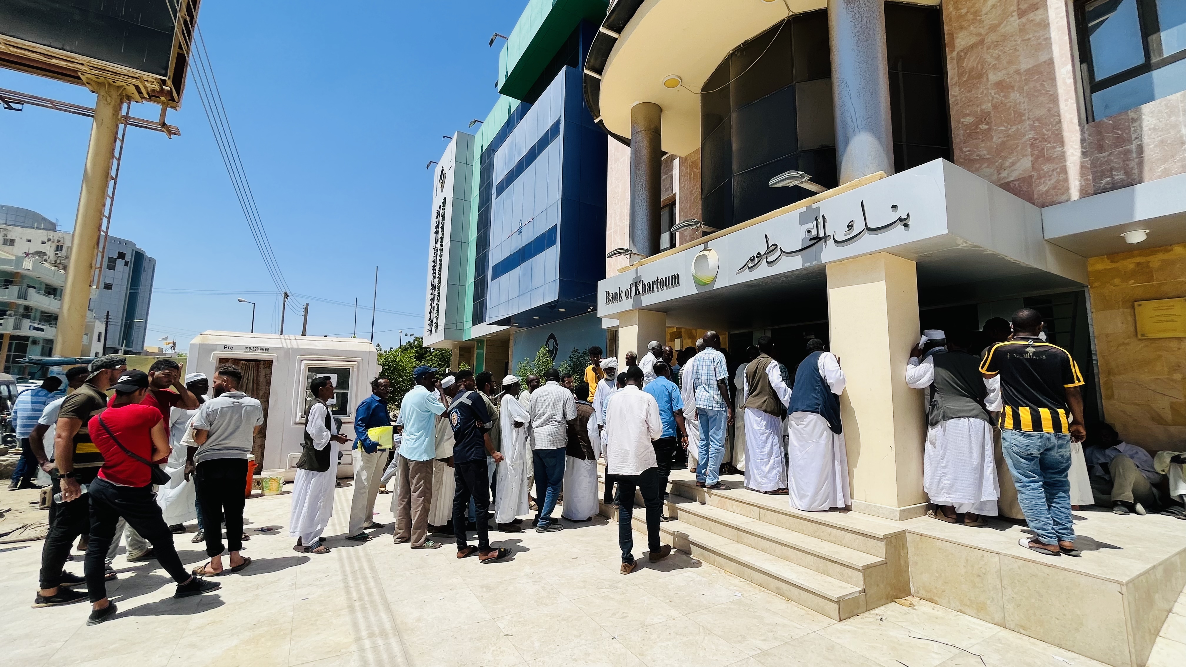 Lines snake outside banks in Port Sudan