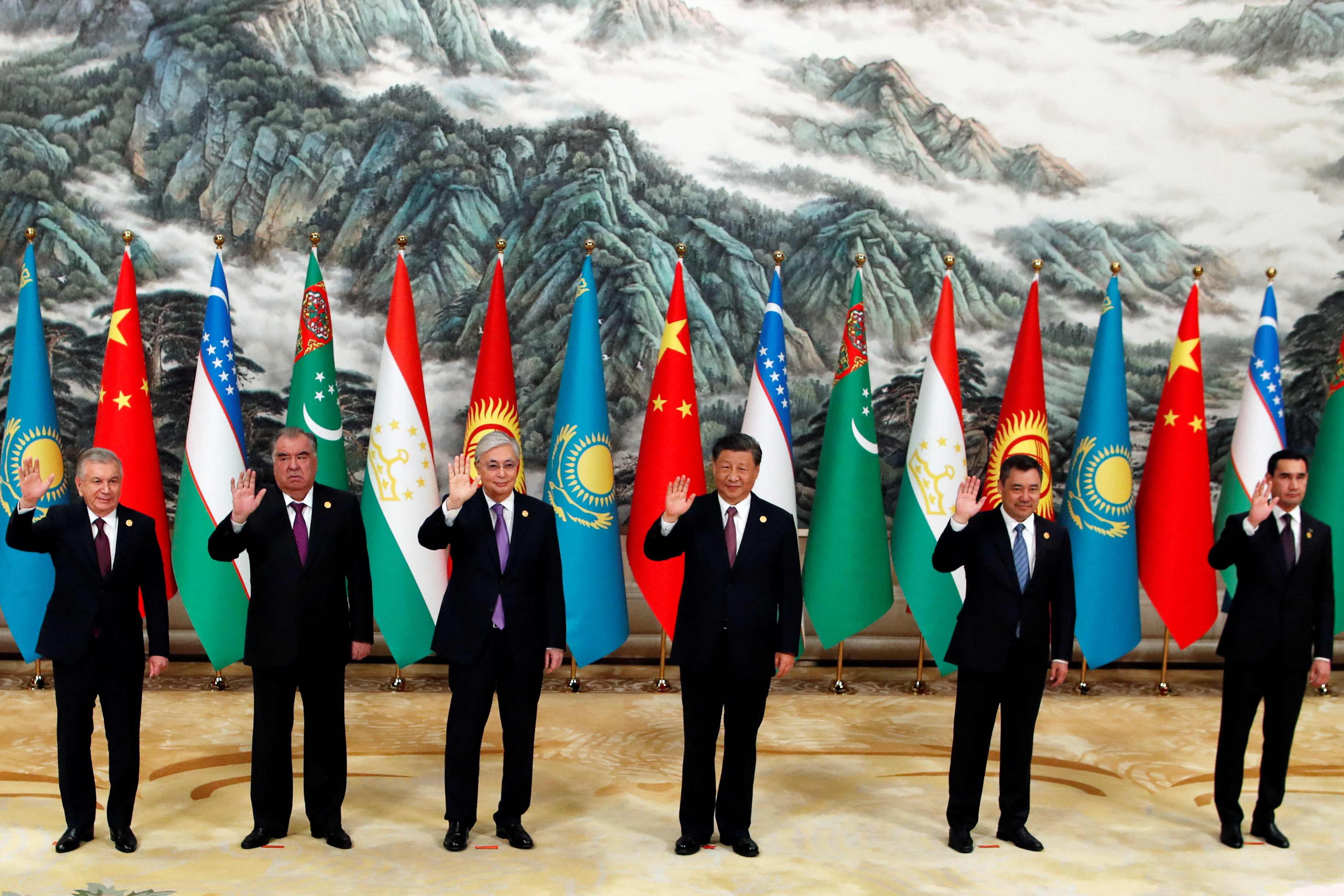 Chinese President Xi Jinping, Kazakhstan's President Kassym-Jomart Tokayev, Kyrgyzstan's President Sadyr Japarov, Tajikistan's President Emomali Rahmon, Turkmenistan's President Serdar Berdymukhamedov and Uzbekistan's President Shavkat Mirziyoyev wave as they pose for pictures at a group photo session during the China-Central Asia Summit in Xian, Shaanxi province, China May 19, 2023. REUTERS/Florence Lo/Pool