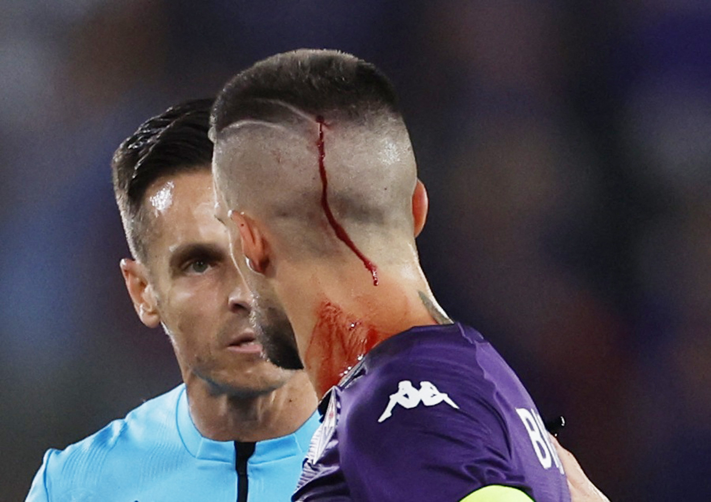 Soccer Football - Europa Conference League - Final - Fiorentina v West Ham United - Eden Arena, Prague, Czech Republic - June 7, 2023 Fiorentina's Cristiano Biraghi speaks to referee Carlos Del Cerro after cups were thrown at him by West Ham United fans REUTERS/David W Cerny
