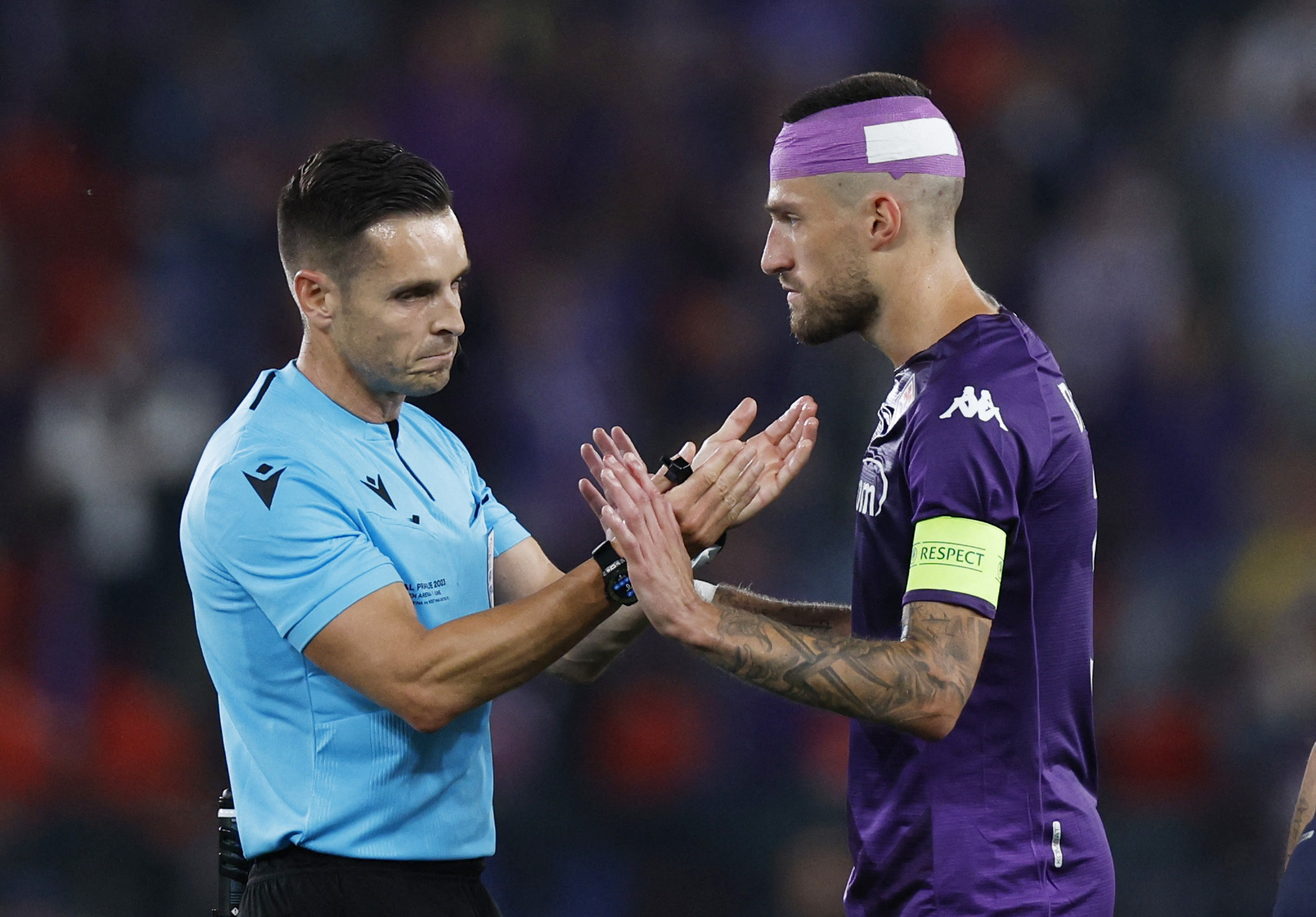 Soccer Football - Europa Conference League - Final - Fiorentina v West Ham United - Eden Arena, Prague, Czech Republic - June 7, 2023 Fiorentina's Cristiano Biraghi speaks to referee Carlos Del Cerro after cups were thrown at him by West Ham United fans REUTERS/David W Cerny