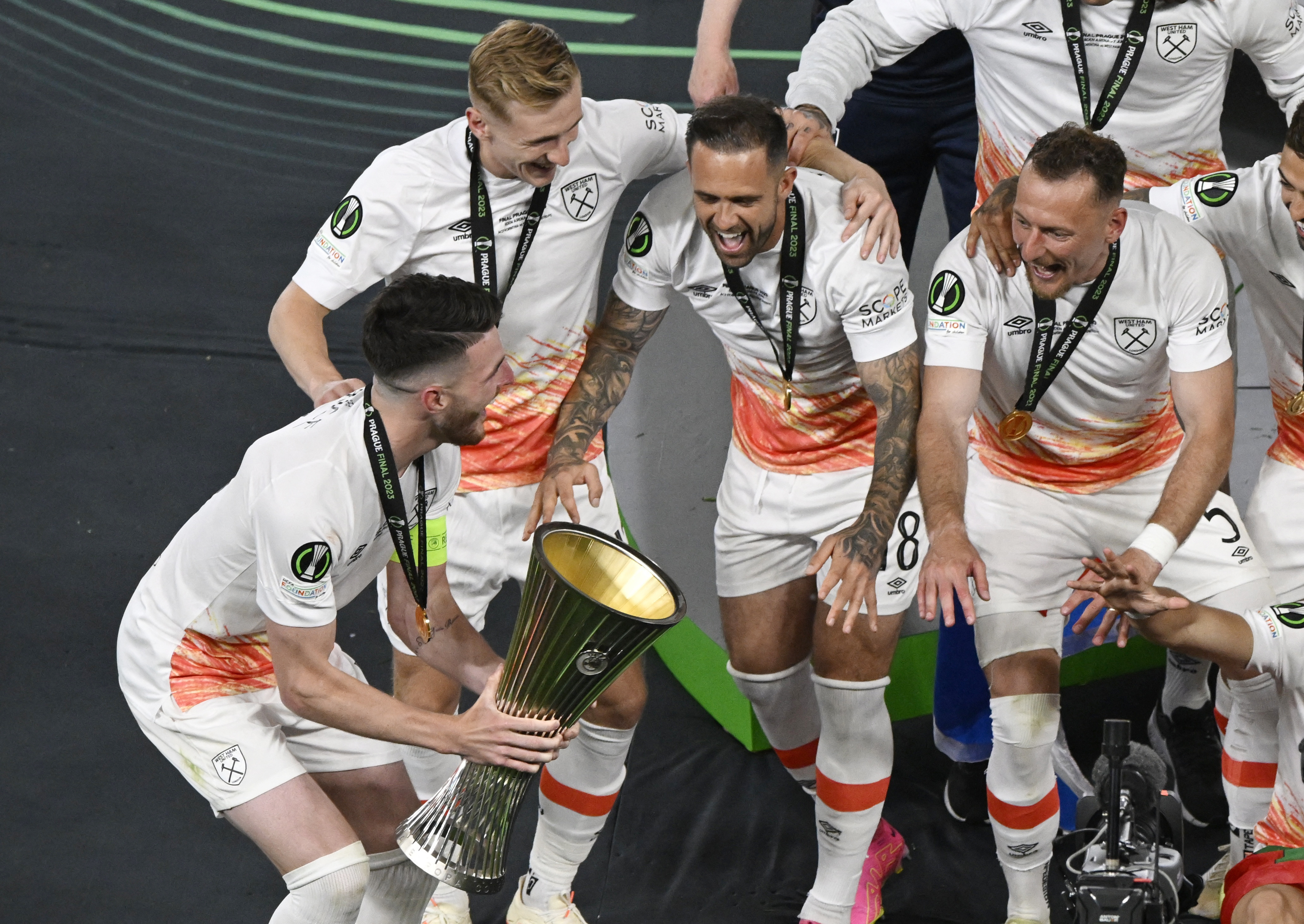 Soccer Football - Europa Conference League - Final - Fiorentina v West Ham United - Eden Arena, Prague, Czech Republic - June 7, 2023 West Ham United's Declan Rice lifts the trophy as he celebrates with teammates after winning the Europa Conference League REUTERS/Radovan Stoklasa