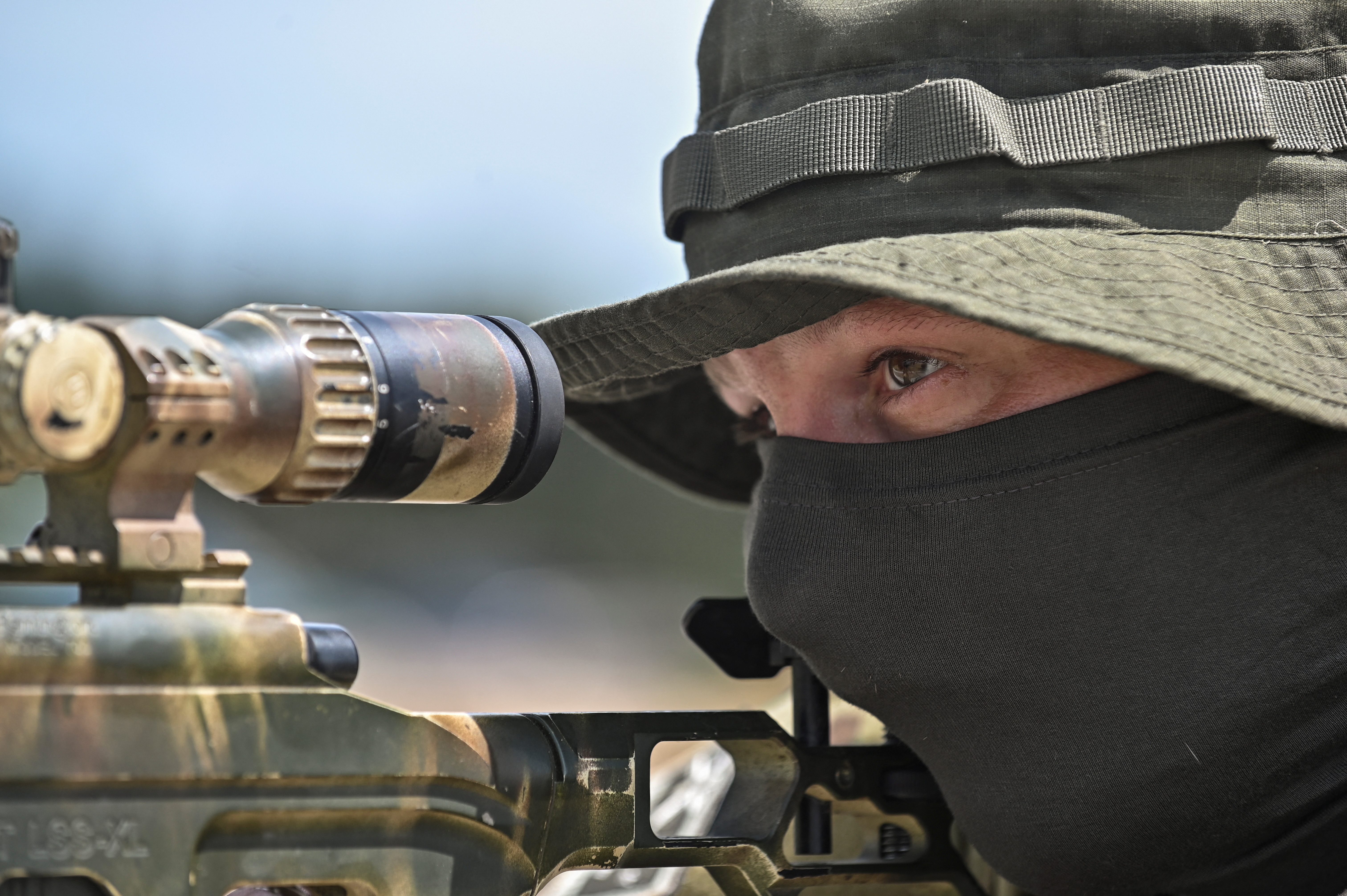 A Ukrainian soldier looking down the barrel of his f=gund during a training exercise.