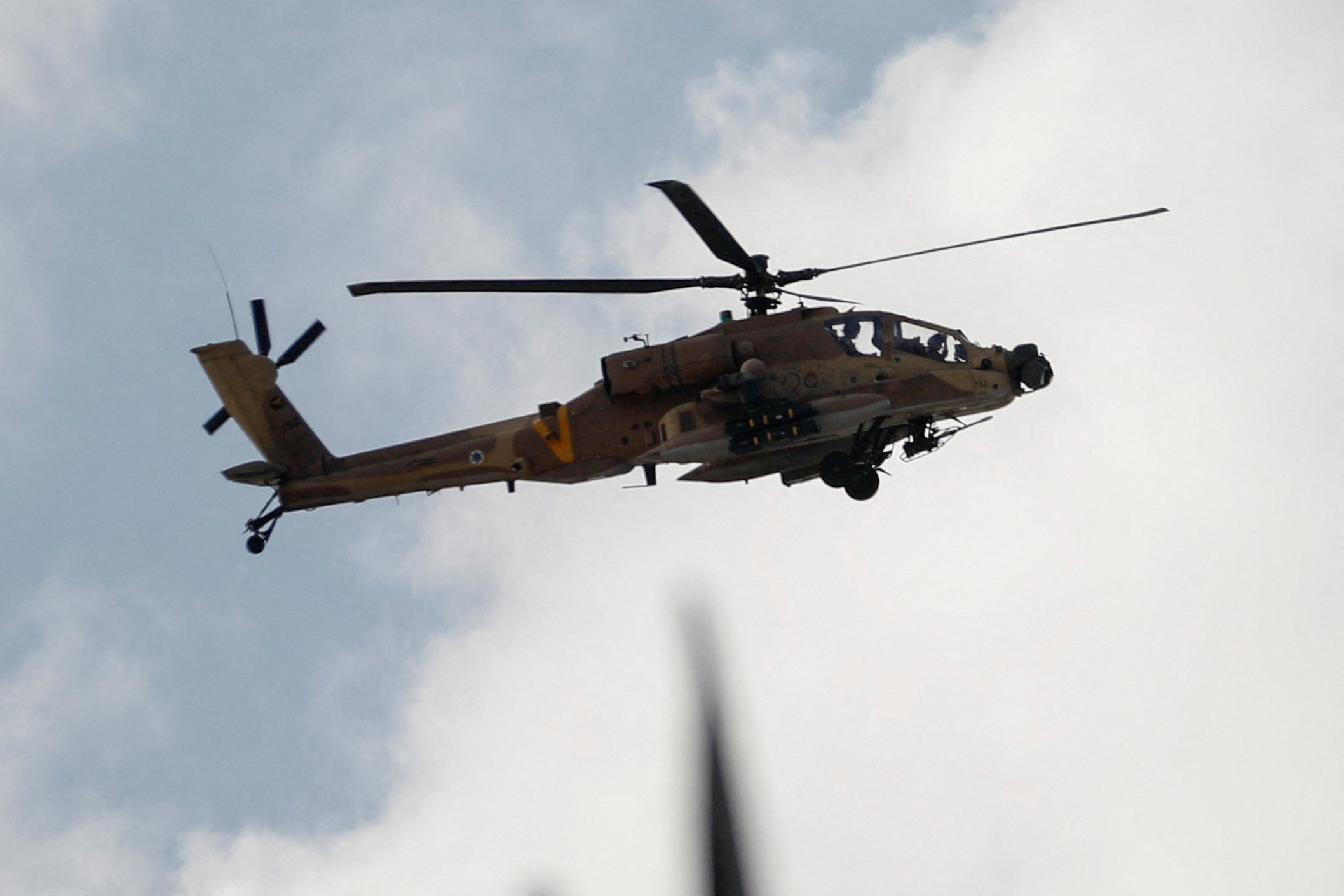 An Israeli helicopter flies during an Israeli raid in Jenin, in the Israeli-occupied West Bank June 19, 2023. REUTERS/Raneen Sawafta