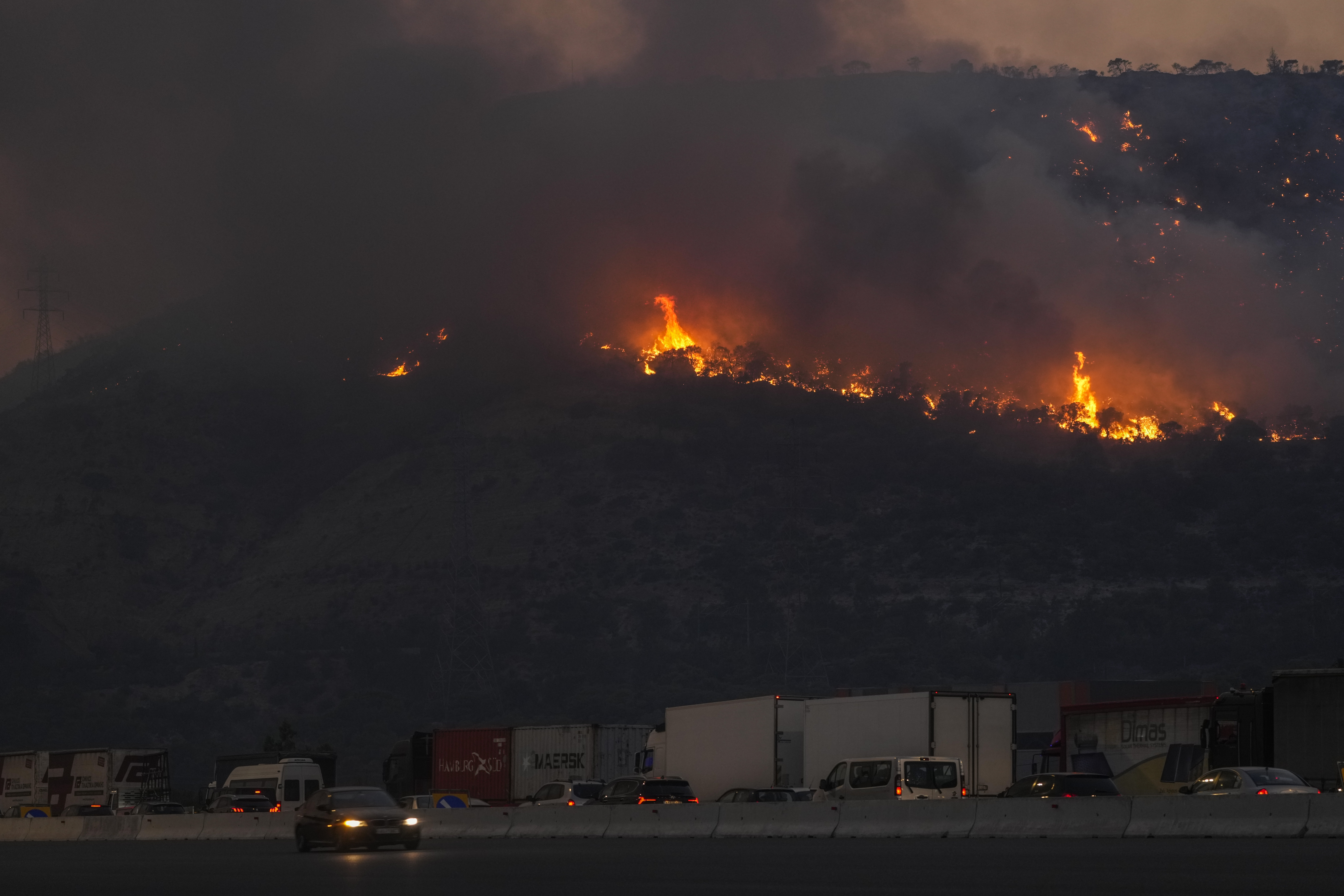 Greece wildfires force thousands to flee seaside resorts