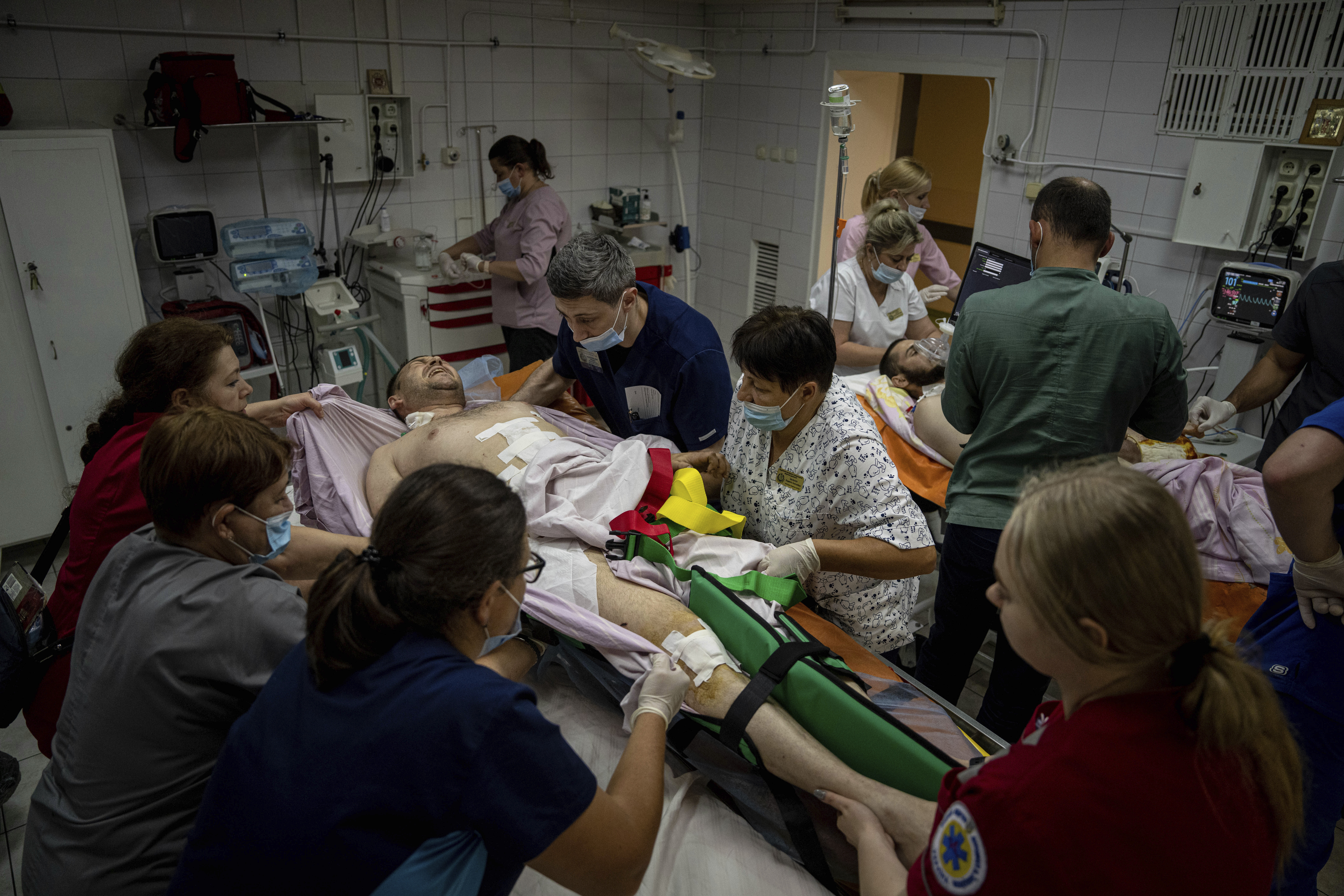 Medical staff move a seriously wounded Ukrainian serviceman