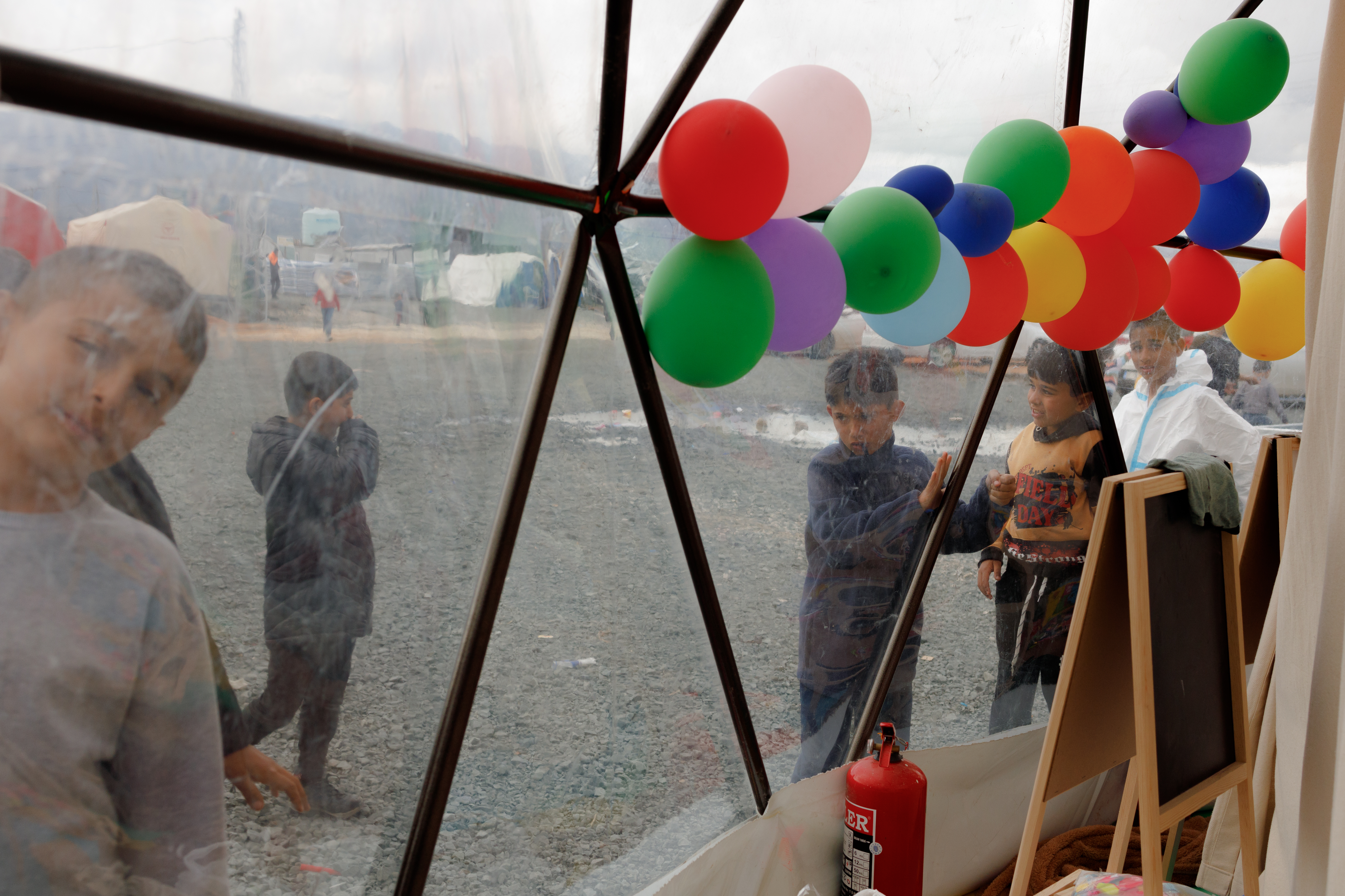 Children wait for a team of volunteers