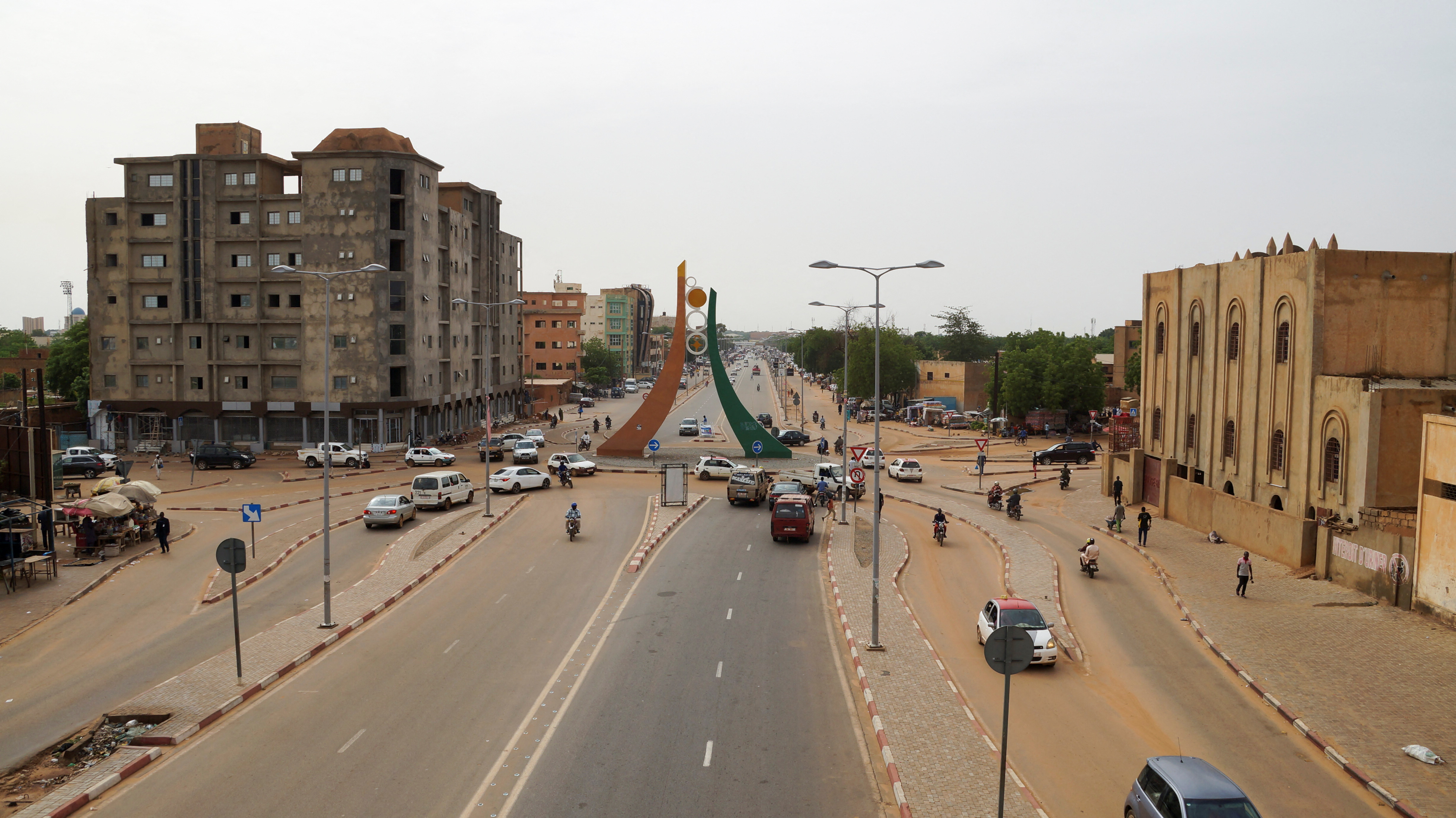 An aerial view of a roadway in Niamey.