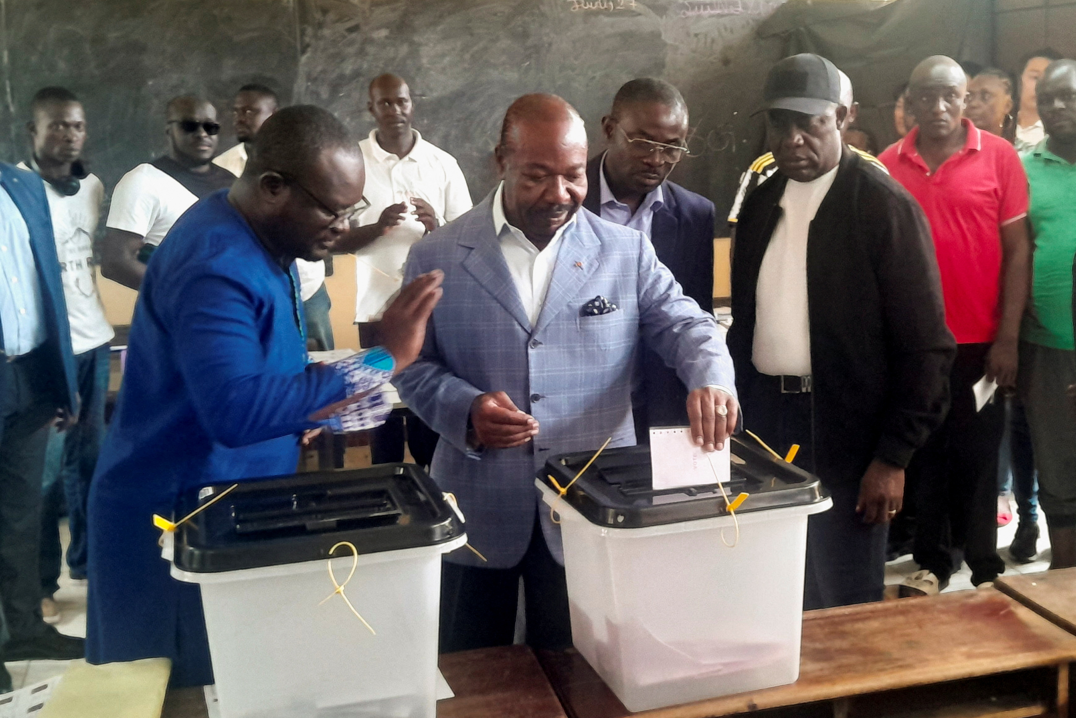 Gabonese President Ali Bongo Ondimba casts his vote at a polling station during the presidential election in Libreville, Gabon August 26, 2023 REUTERS/Gerauds Wilfried Obangome NO RESALES. NO ARCHIVES