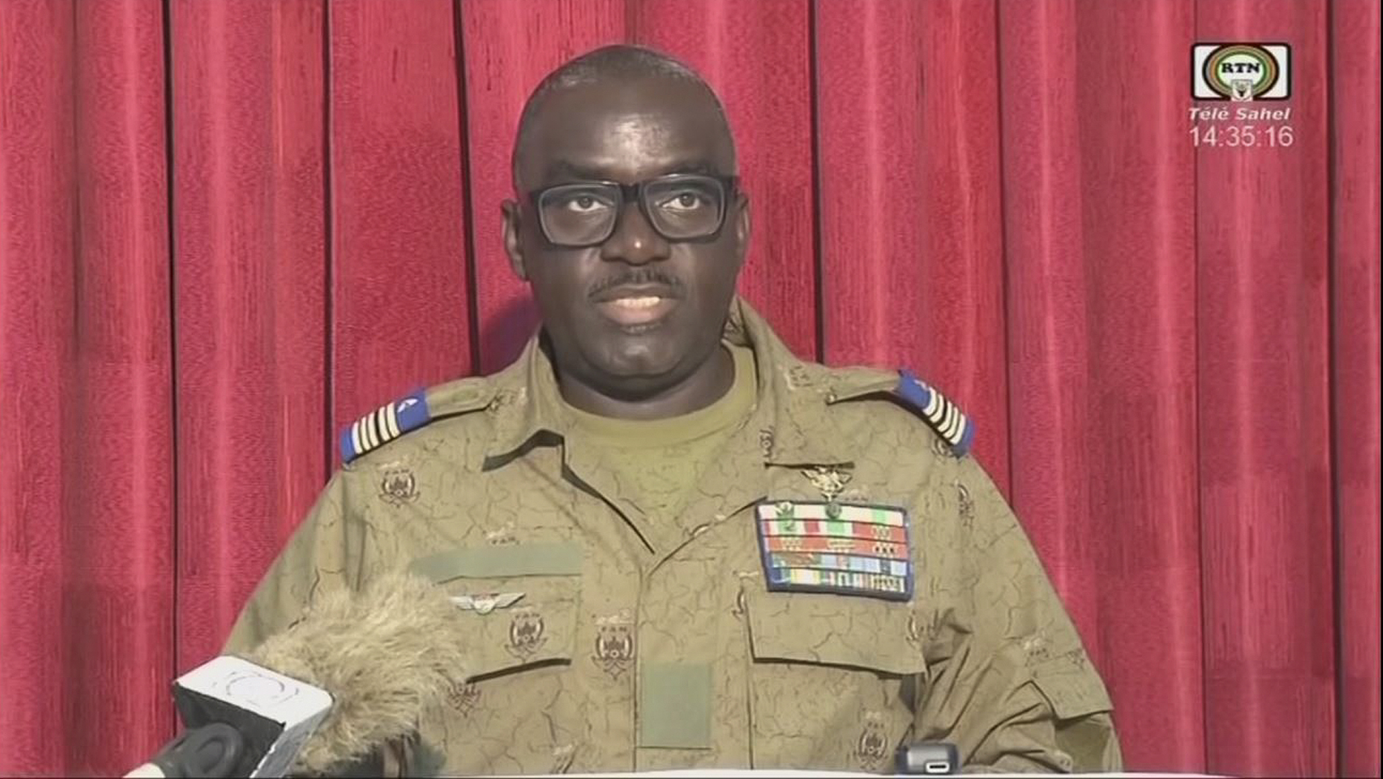 This video frame grab image obtained by AFP from ORTN - Télé Sahel on August 9, 2023 shows Colonel Major Amadou Abdramane, a CNSP (Conseil national pour la sauvegarde de la patrie) member, reading a statement on national television. - Niger's military leaders accused France of breaching a ban on the country's air space, a charge that came on the eve of a West African summit following a coup two weeks earlier.