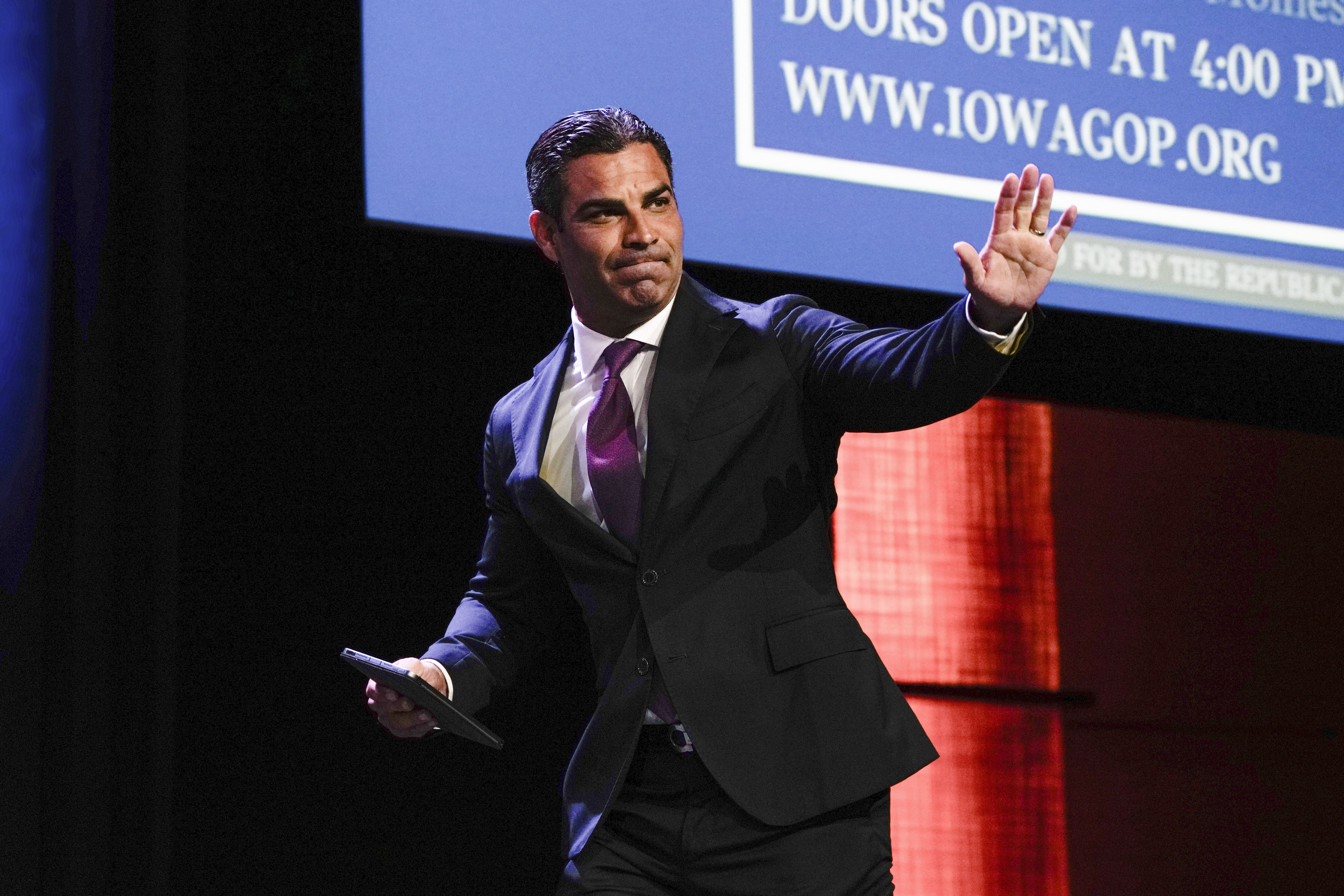Republican presidential candidate Miami Mayor Francis Suarez waves at the Republican Party of Iowa's 2023 Lincoln Dinner in Des Moines, Iowa, Friday, July 28, 2023.