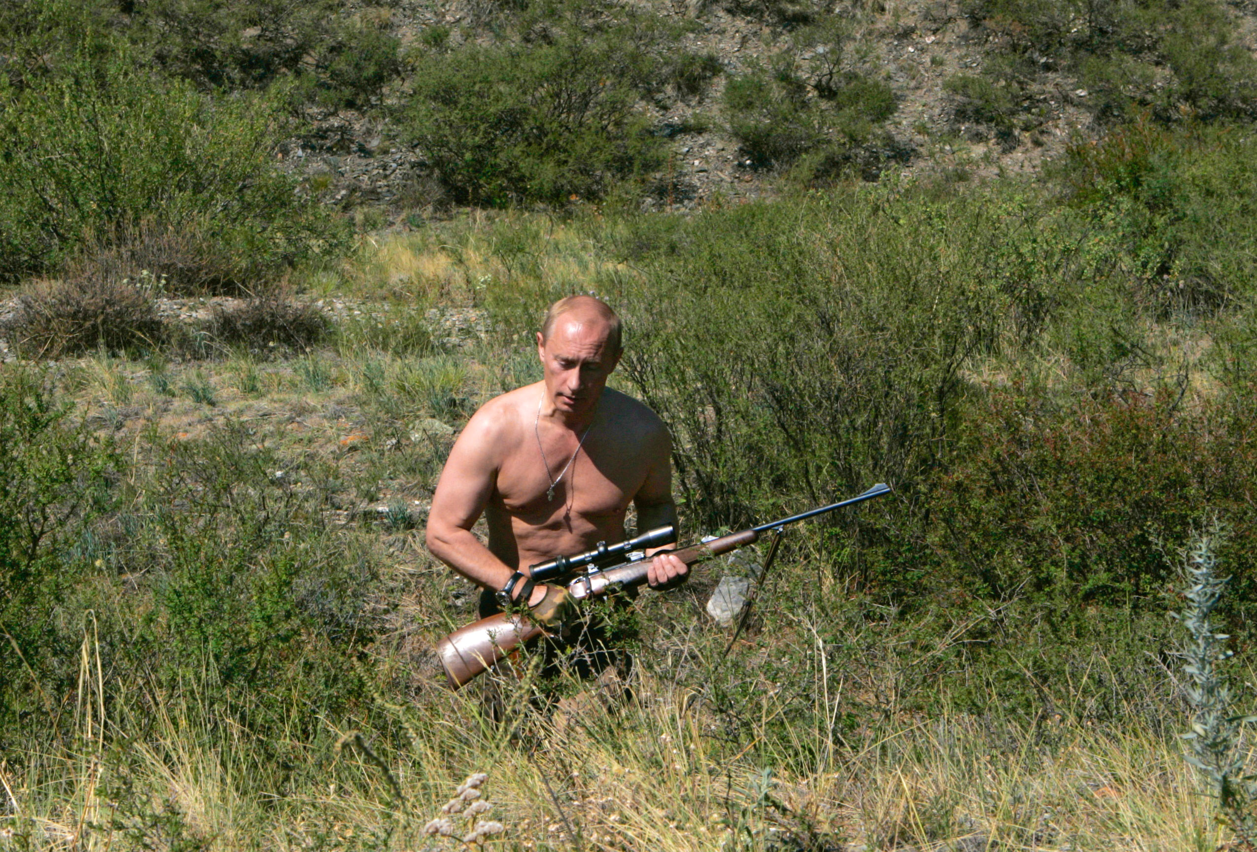 Russia's President Vladimir Putin walks with a rifle in southern Siberia's Tuva region August 15, 2007. REUTERS/RIA Novosti/KREMLIN (RUSSIA). EDITORIAL USE ONLY. NOT FOR SALE FOR MARKETING OR ADVERTISING CAMPAIGNS.