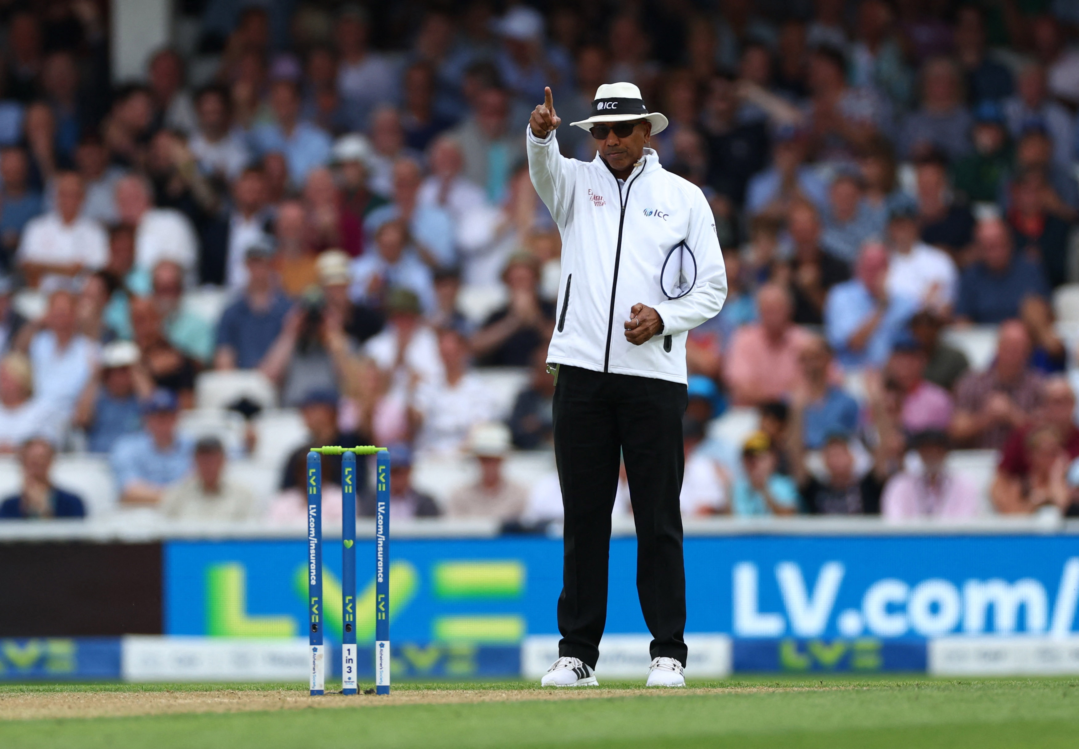 Cricket - Ashes - Fifth Test - England v Australia - The Oval, London, Britain - July 28, 2023 The on field umpire gives out for Australia's Pat Cummins before the decision is overturned following a review Action Images via Reuters/Andrew Boyers