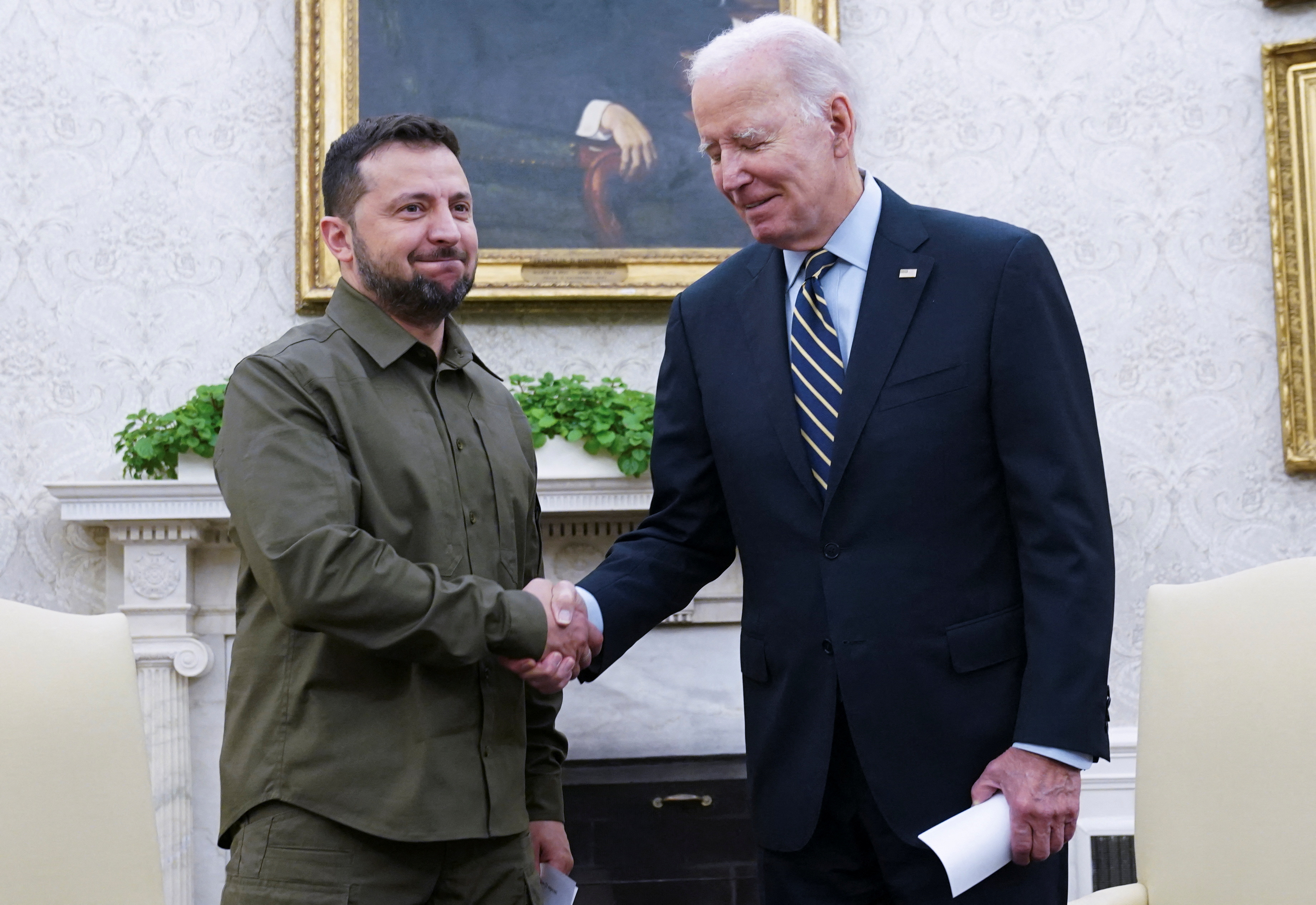 US President Biden shakes hands with Ukraine President Zelenskyy in the White House.
