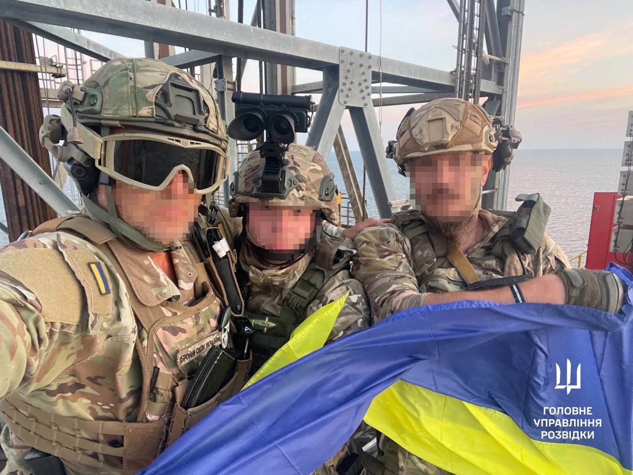 Ukrainian military personnel standing on an oil and gas drilling platform in the Black Sea. Image released on September 11, 2023 [Handout/Telegram/@DIUkraine/AFP]