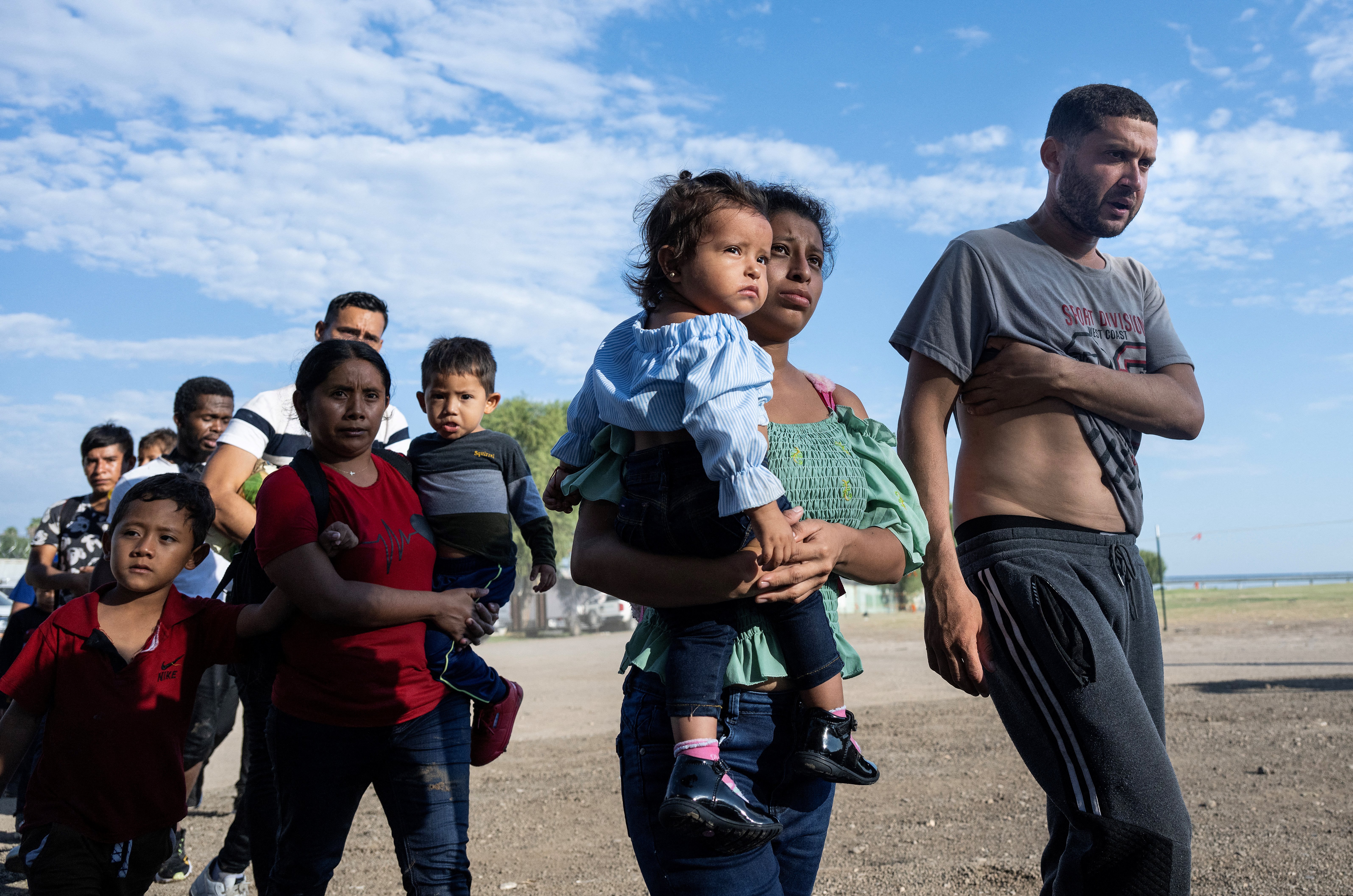 Dozens of migrants arrive at US-Mexico border